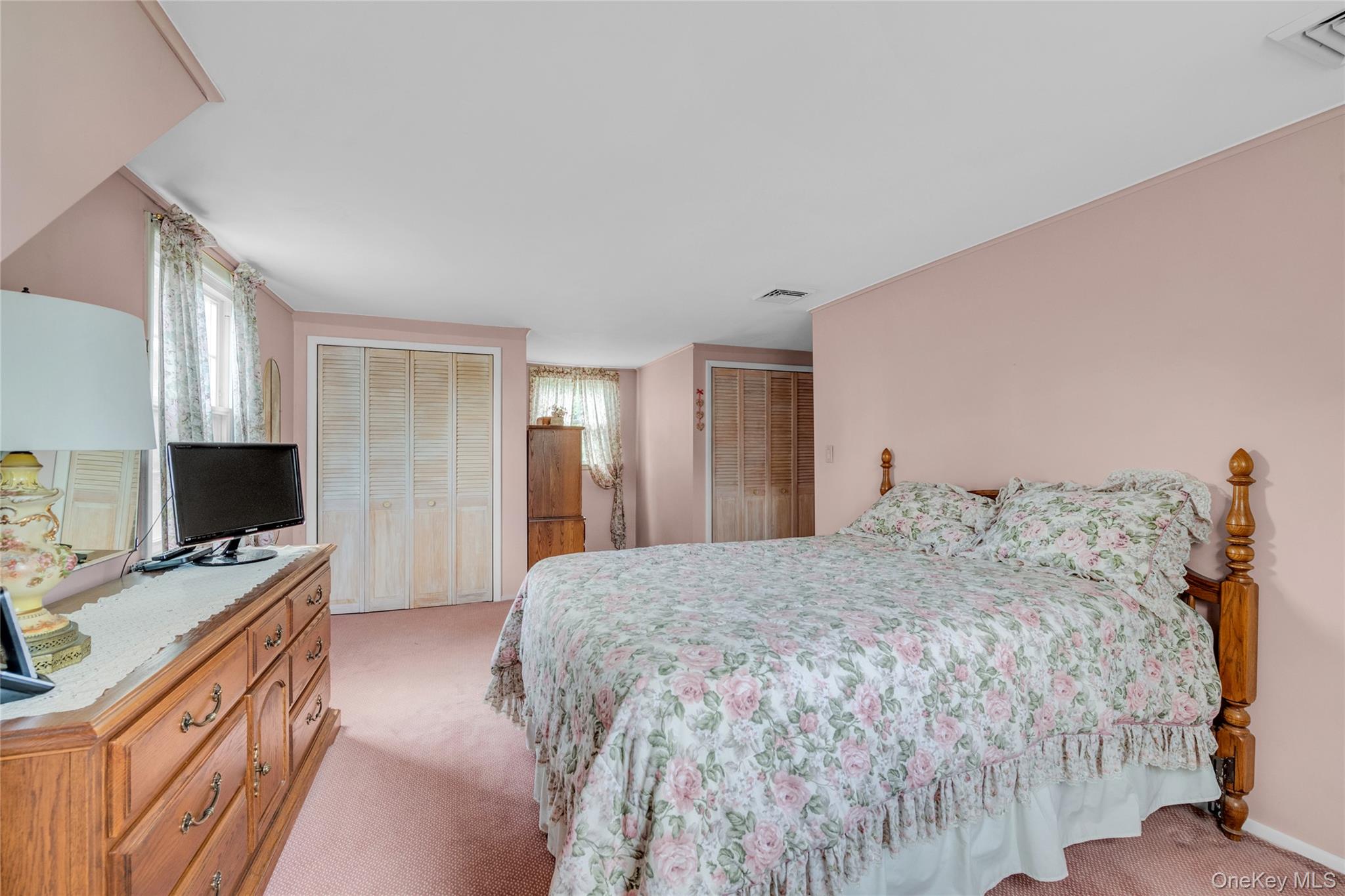 21 Farragut Road, Old Bethpage, NY 11804