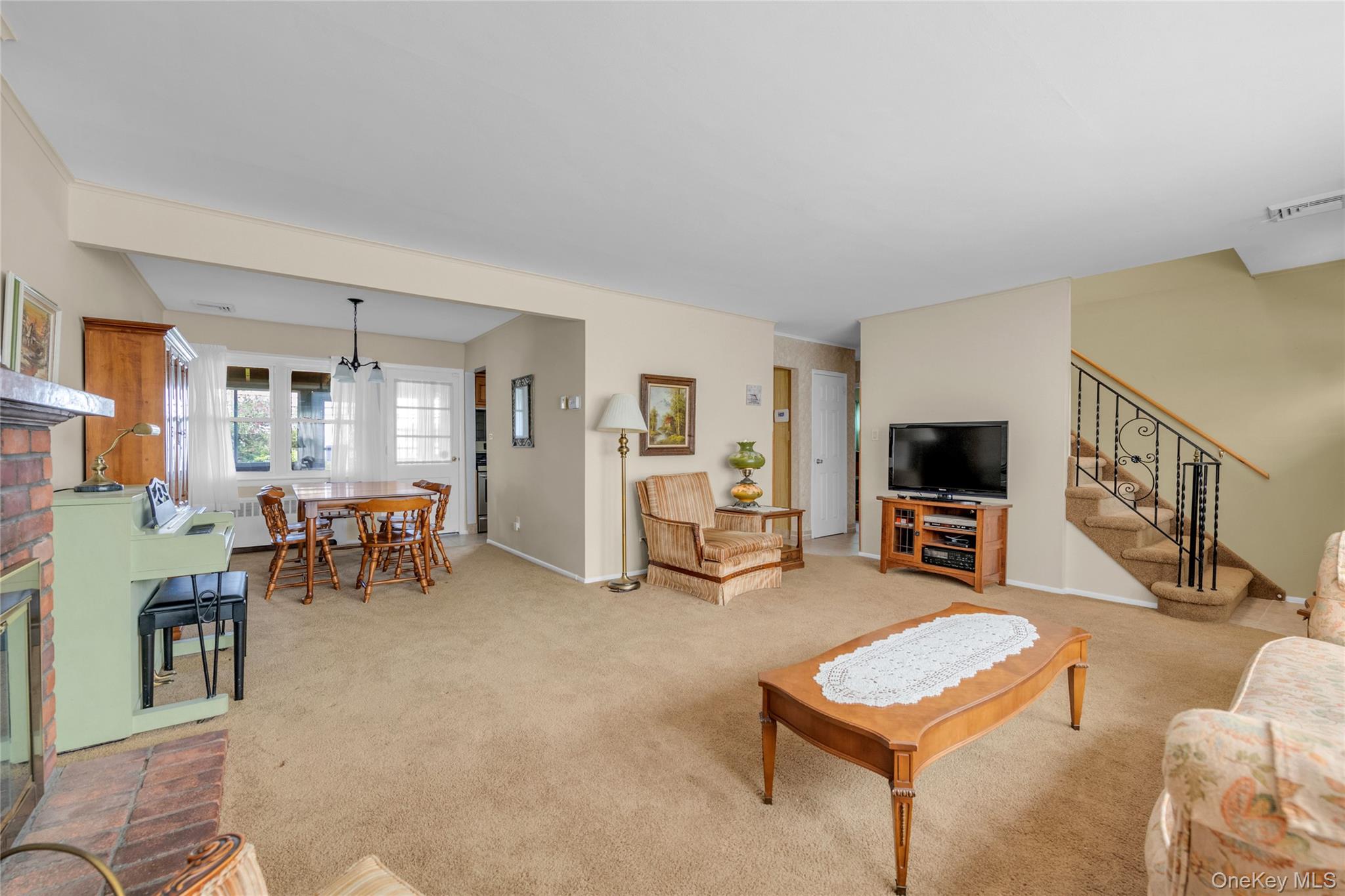 21 Farragut Road, Old Bethpage, NY 11804