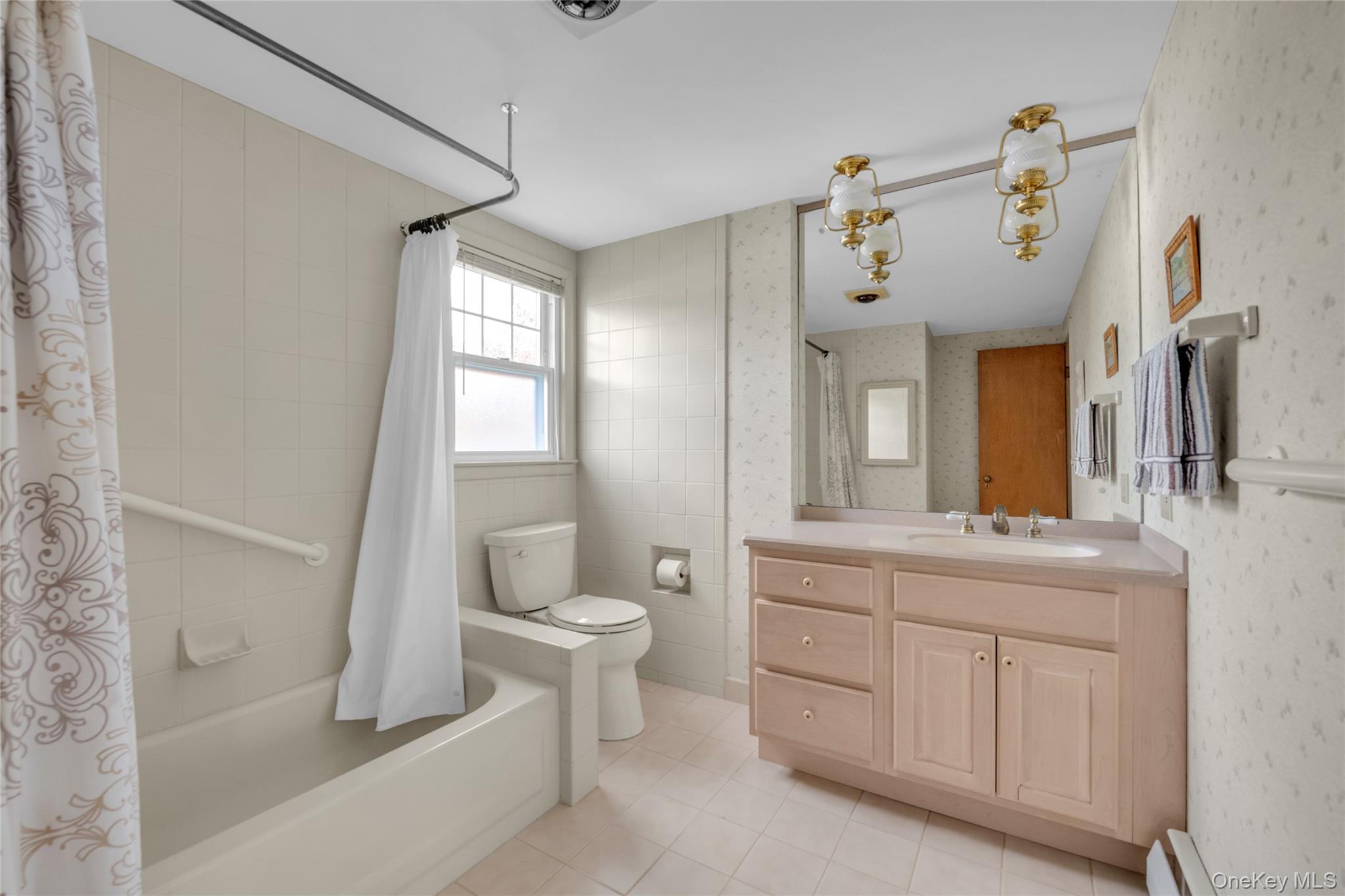 21 Farragut Road, Old Bethpage, NY 11804