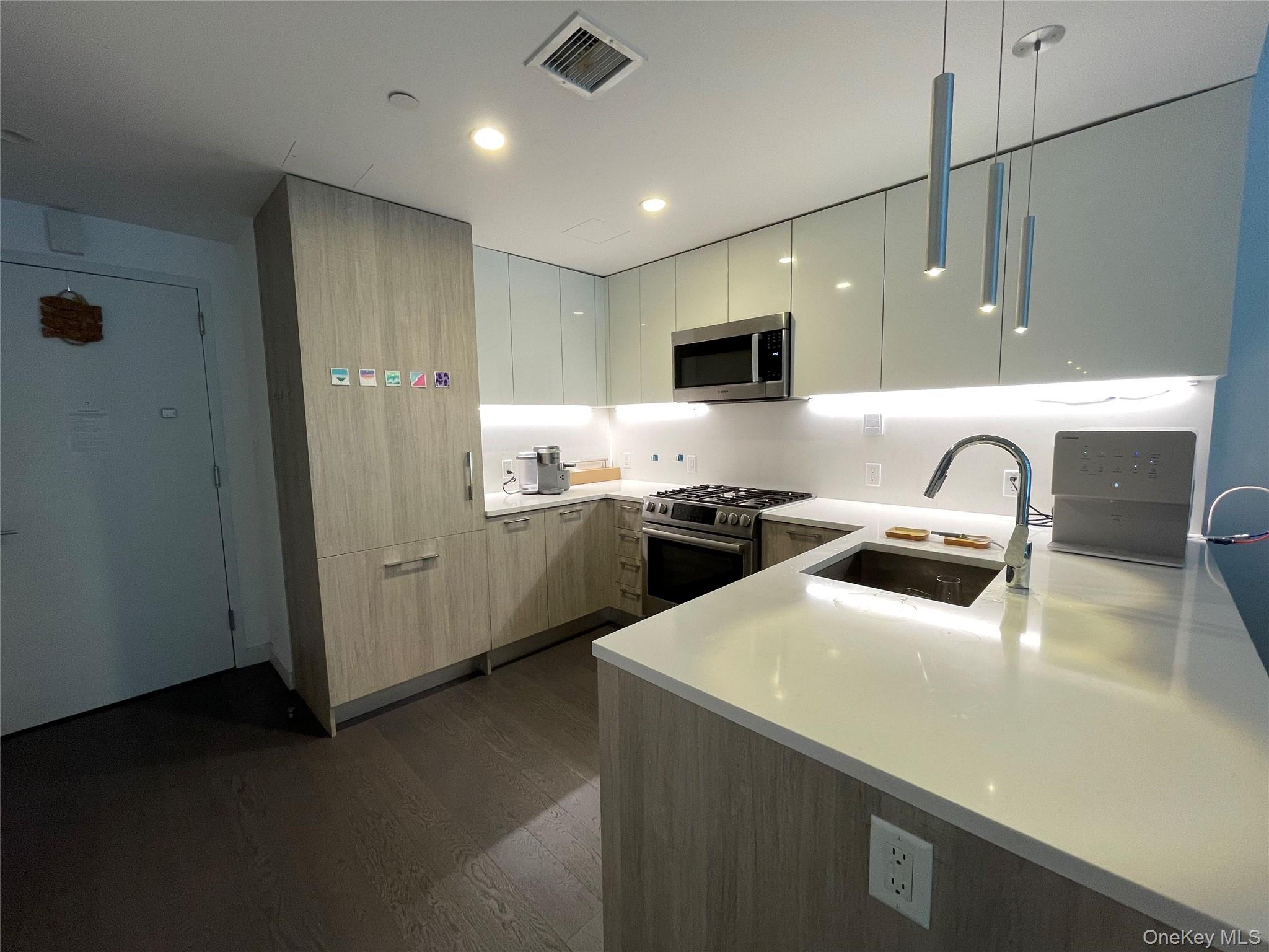 131-05 40th Road # 15M, Flushing, NY 11354