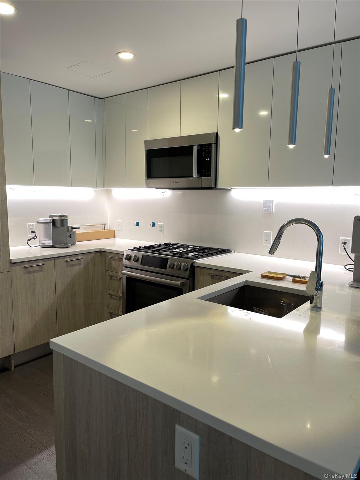 131-05 40th Road # 15M, Flushing, NY 11354