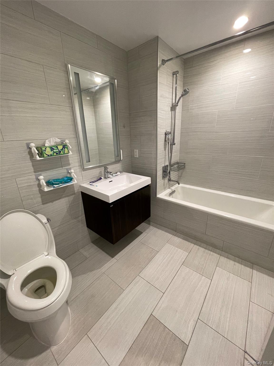 131-05 40th Road # 15M, Flushing, NY 11354