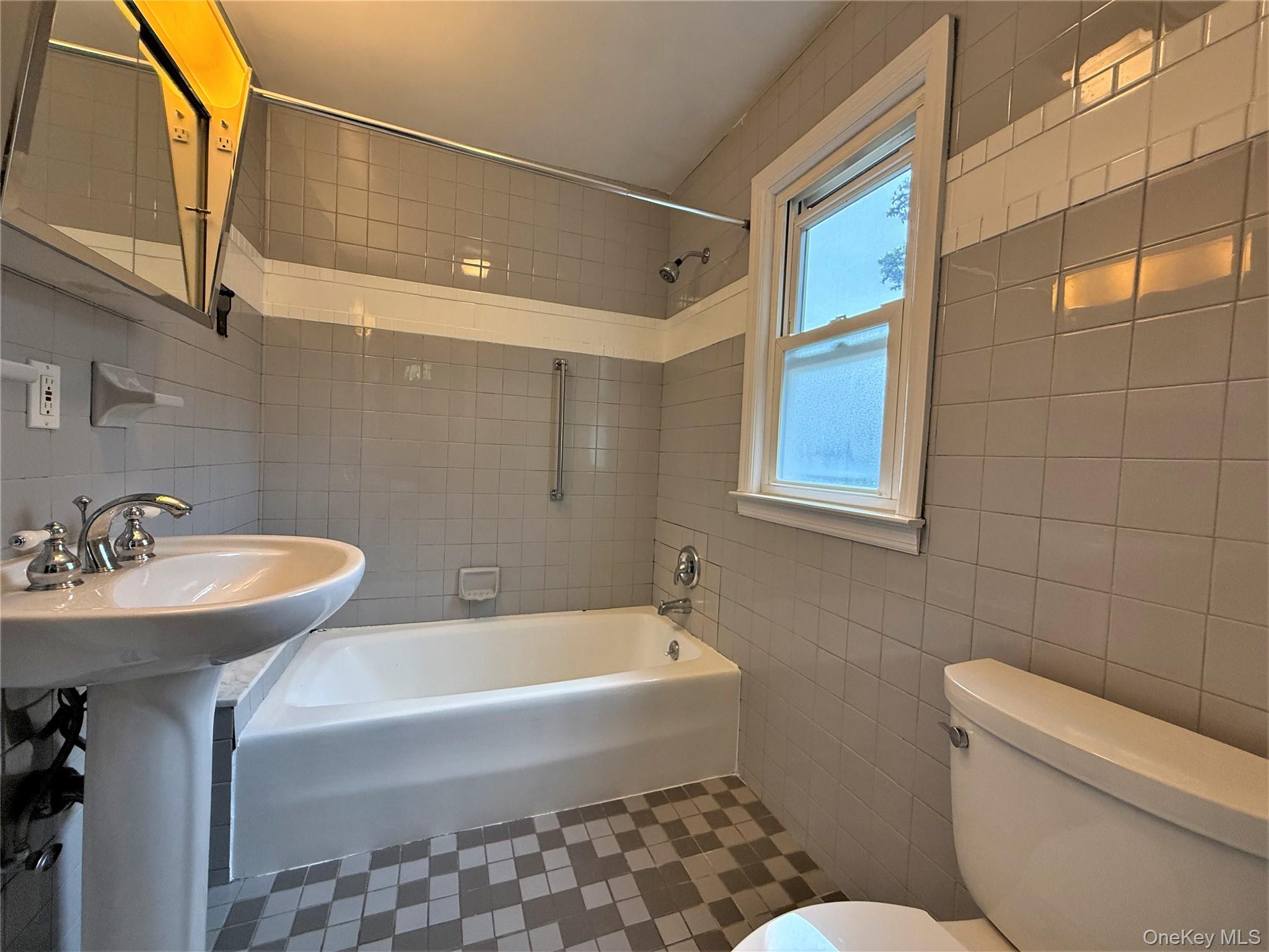 25 Greystone Road, Rockville Centre, NY 11570