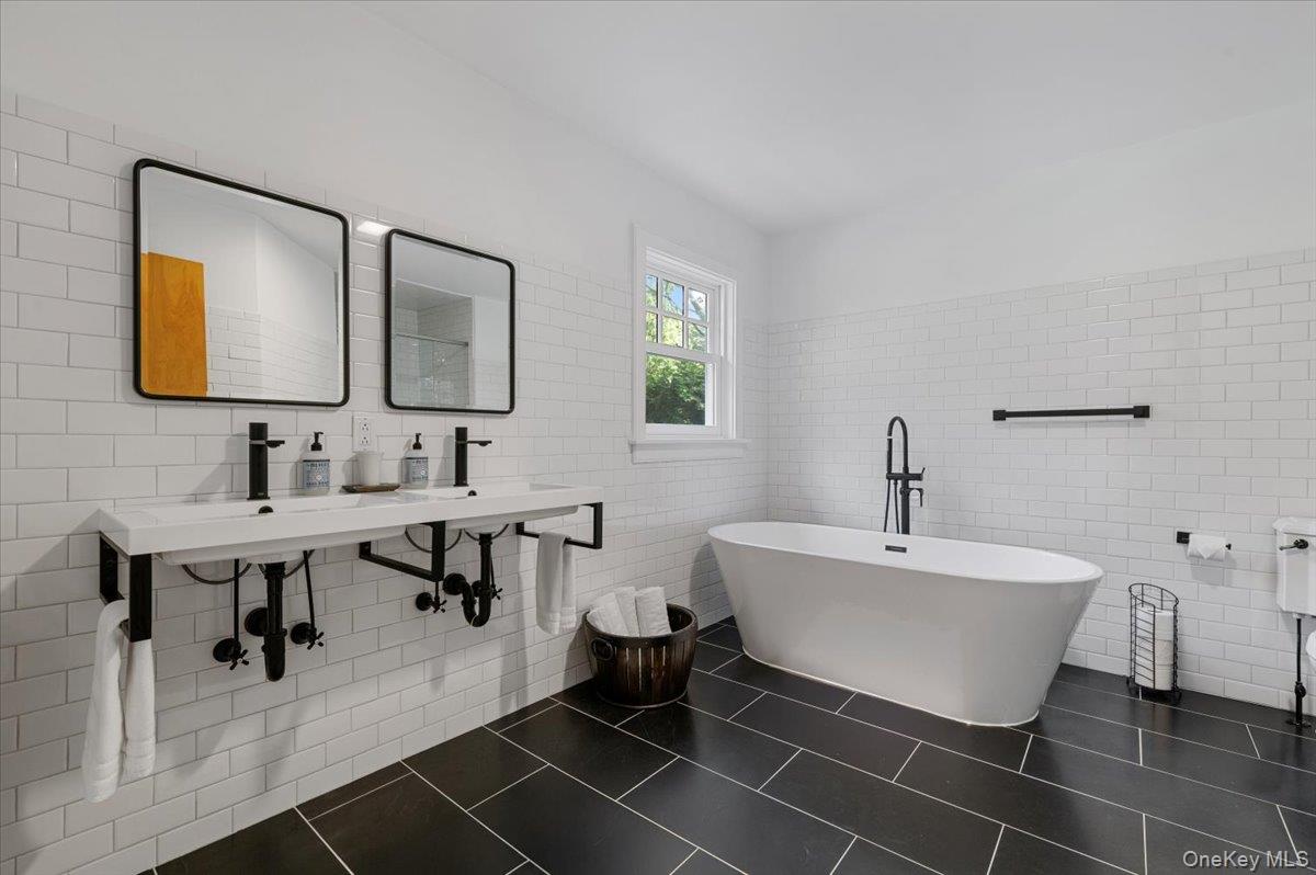 22 West Gate Road, Wainscott, NY 11937