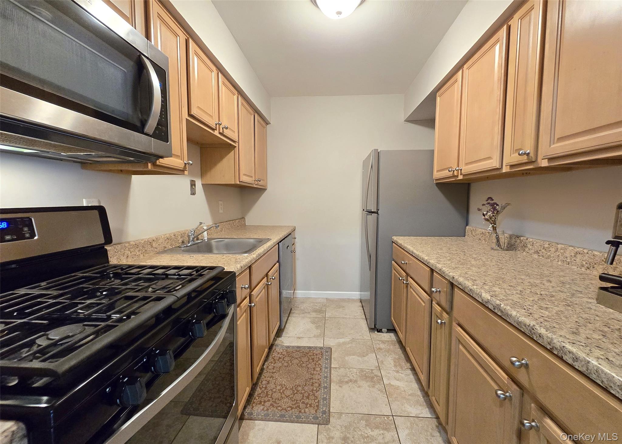 209 Pointe Circle N # 209, Coram, NY 11727