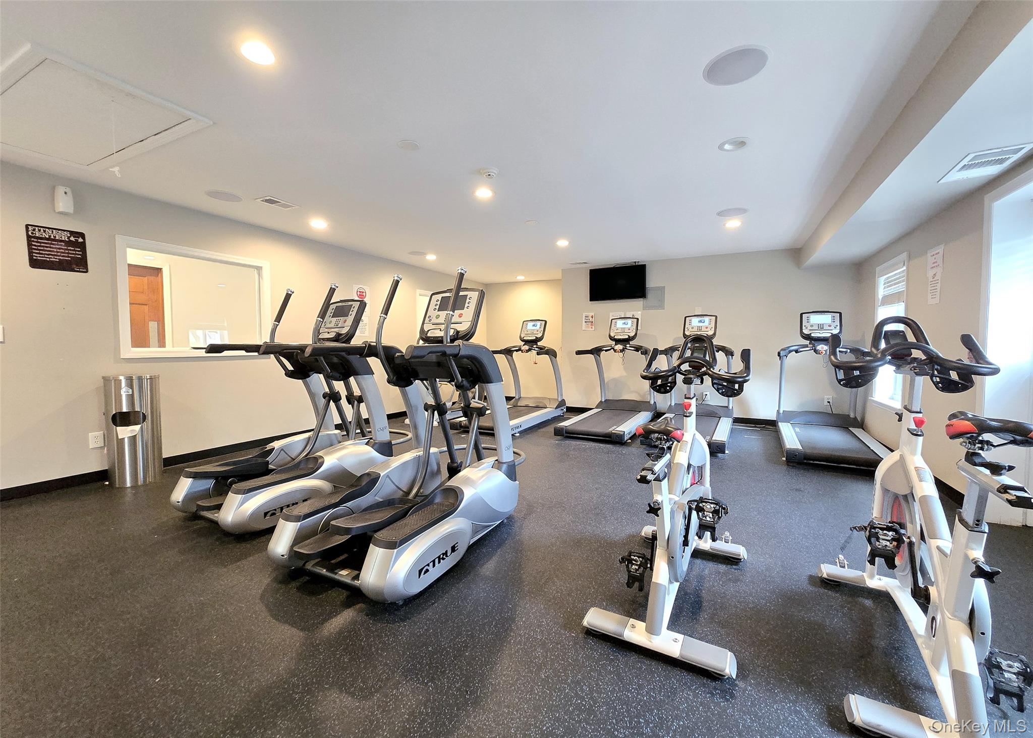 209 Pointe Circle N # 209, Coram, NY 11727