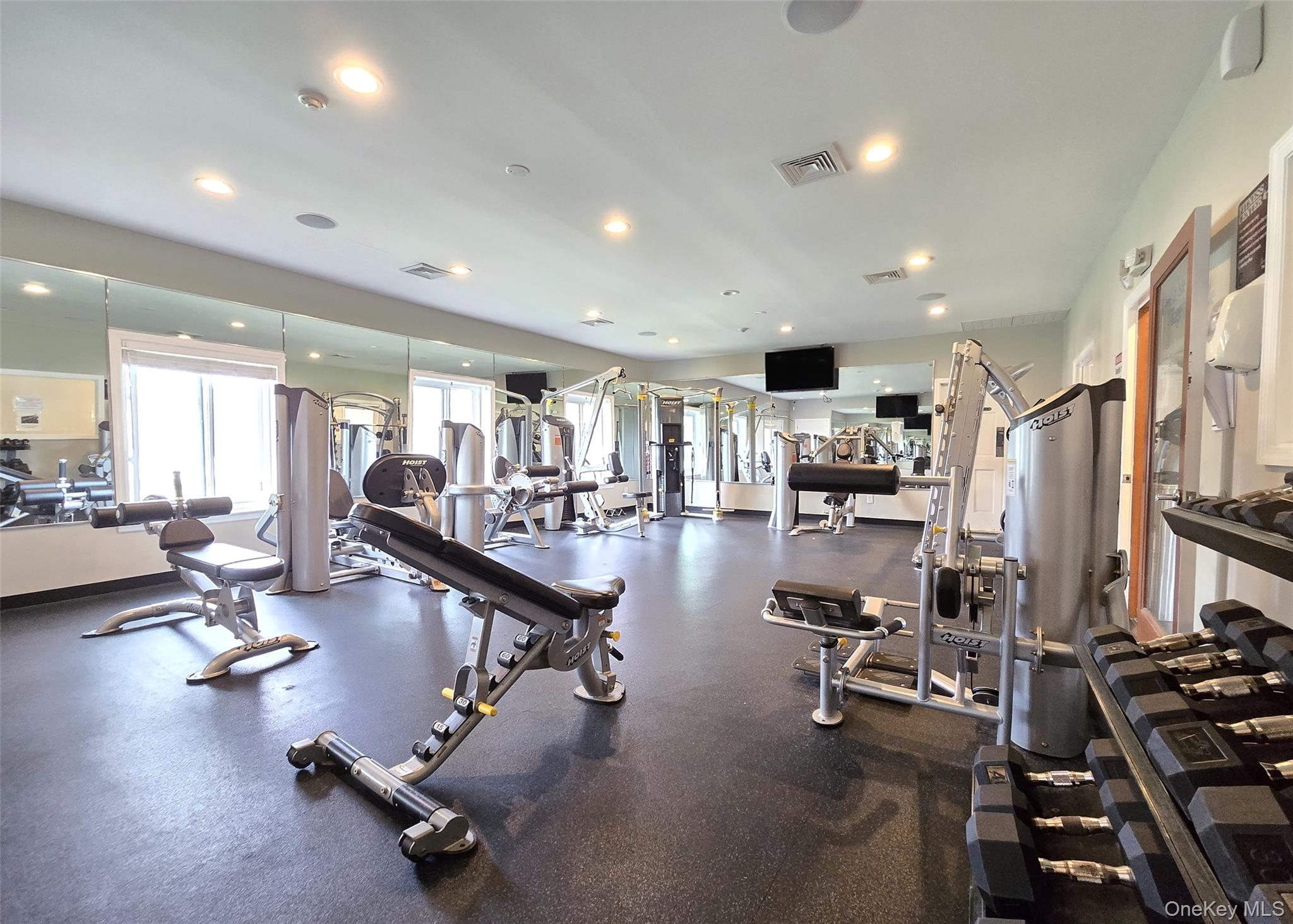 209 Pointe Circle N # 209, Coram, NY 11727