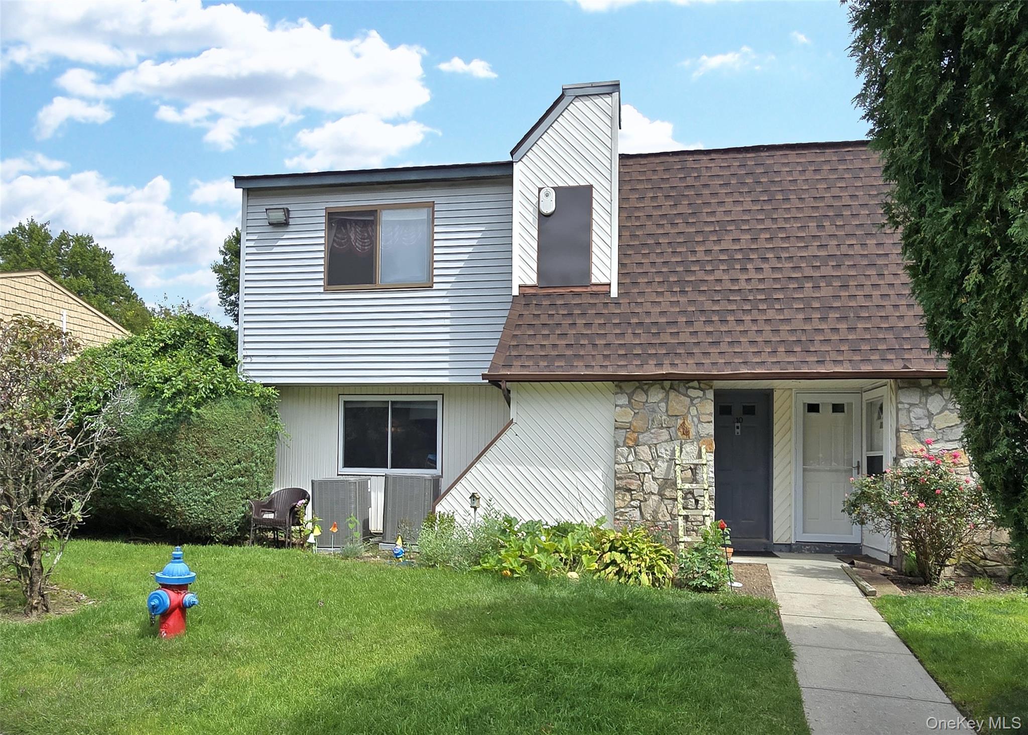 209 Pointe Circle N # 209, Coram, NY 11727