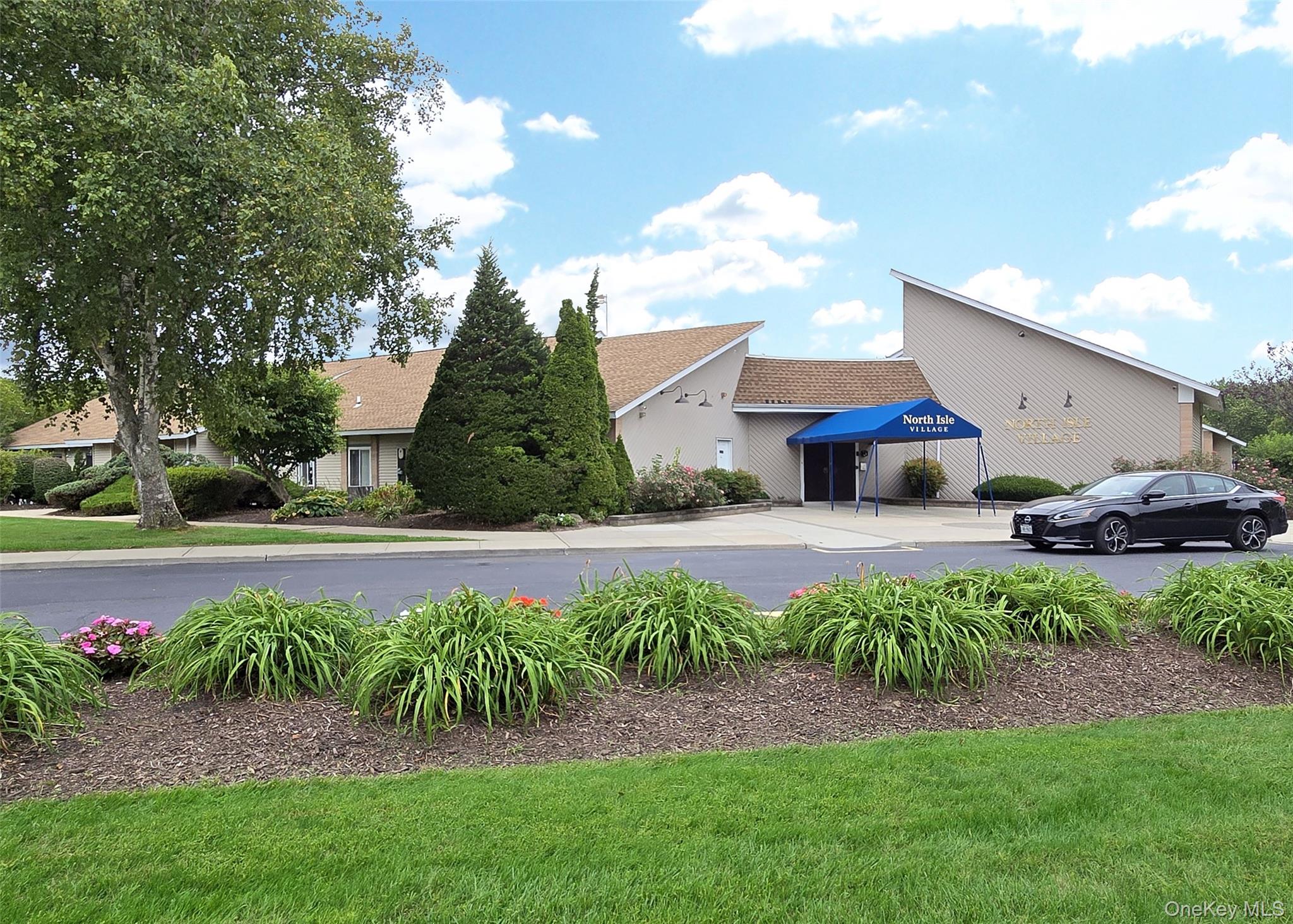 209 Pointe Circle N # 209, Coram, NY 11727