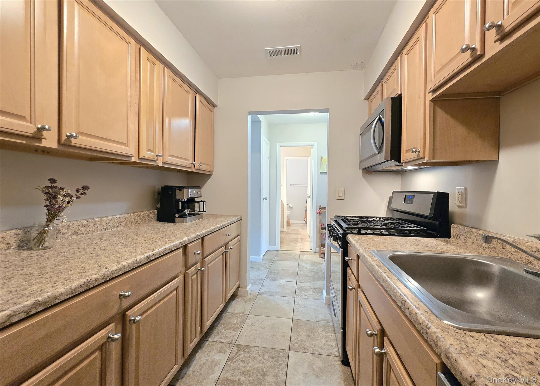 209 Pointe Circle N # 209, Coram, NY 11727