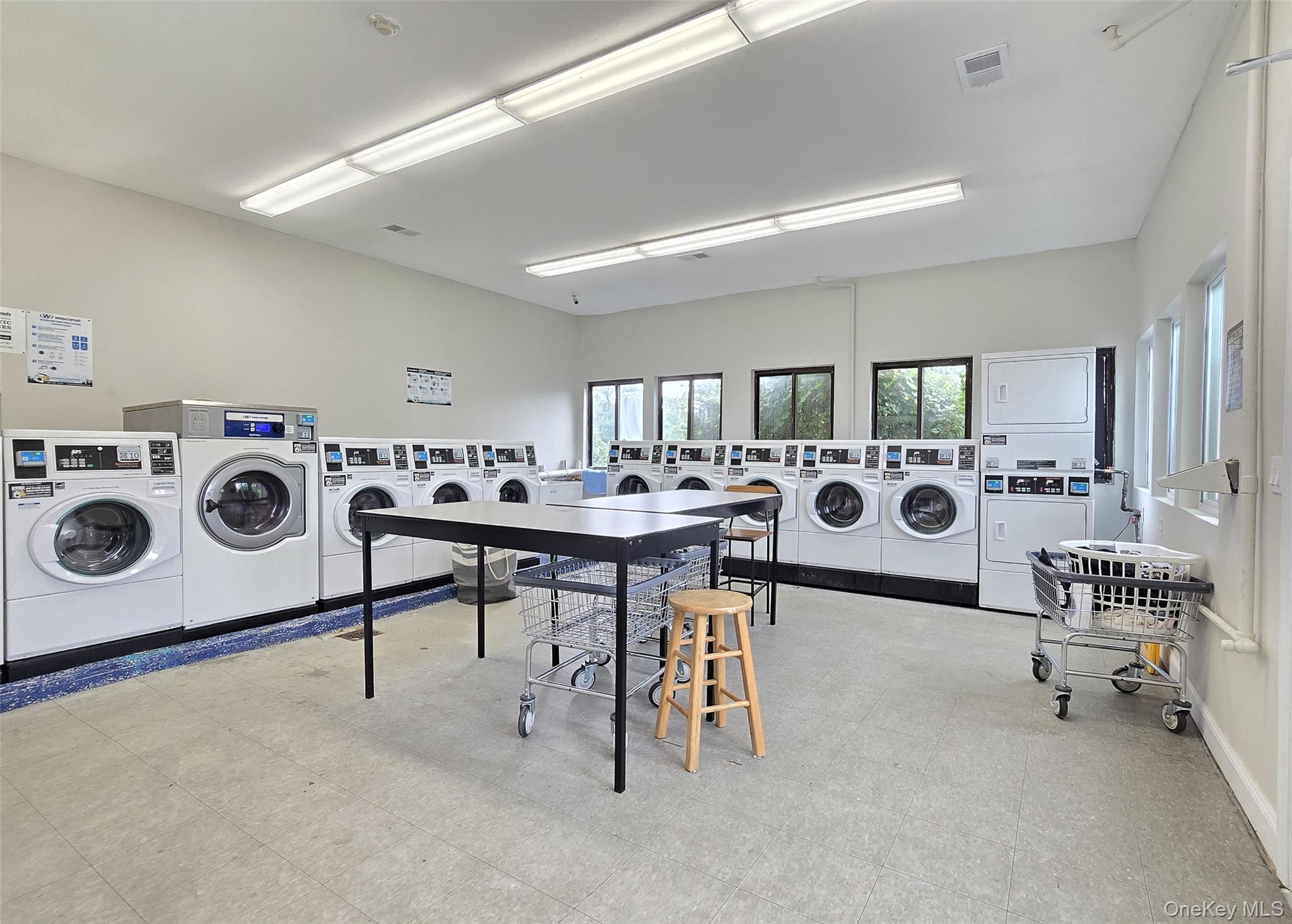 209 Pointe Circle N # 209, Coram, NY 11727