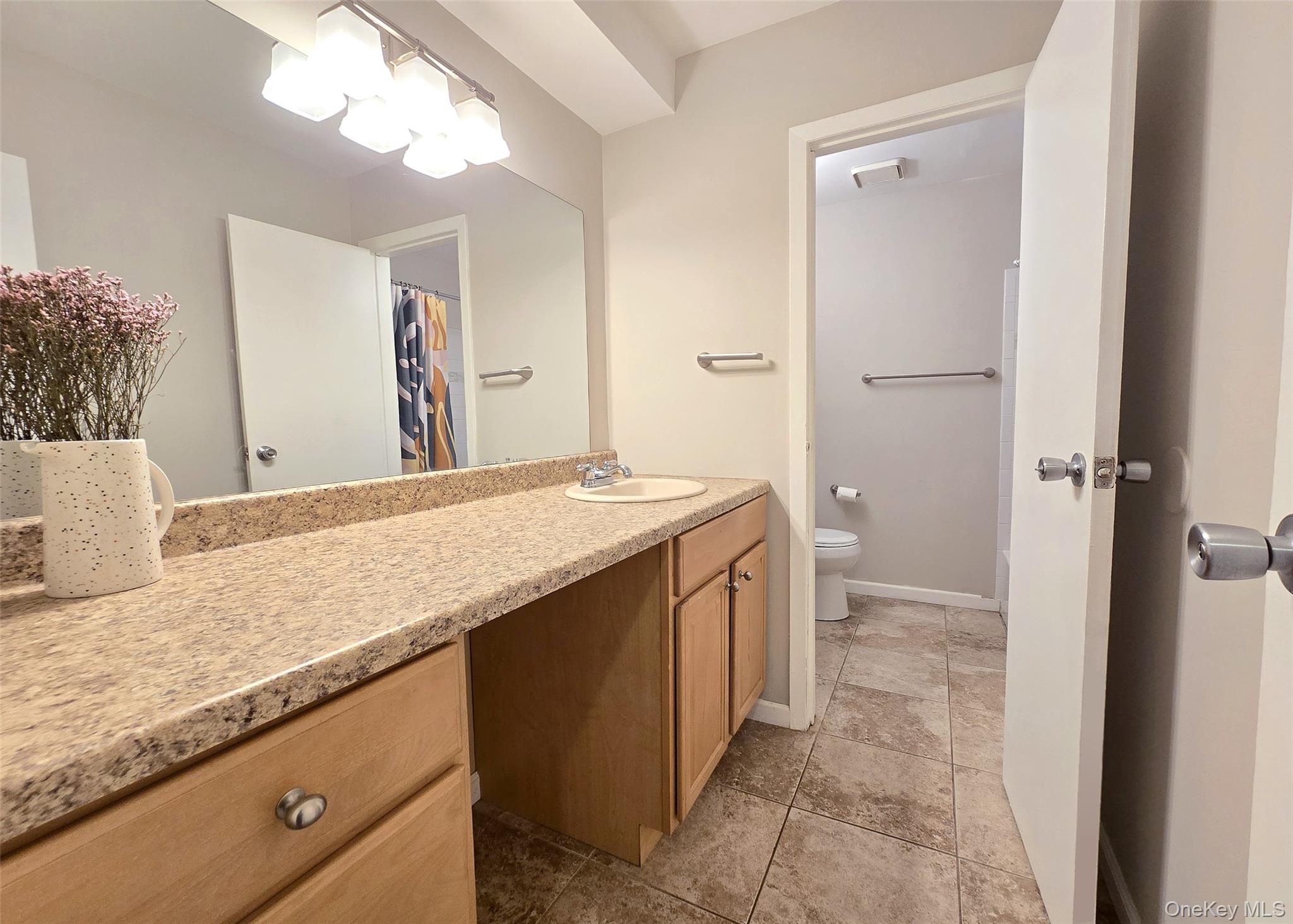 209 Pointe Circle N # 209, Coram, NY 11727