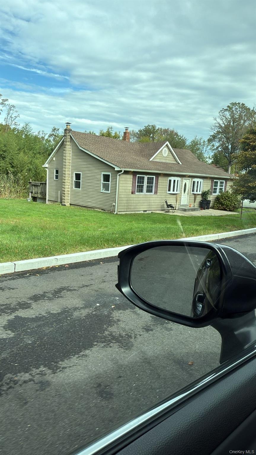 60 Narcissus Rd, Kings Park, NY 11754