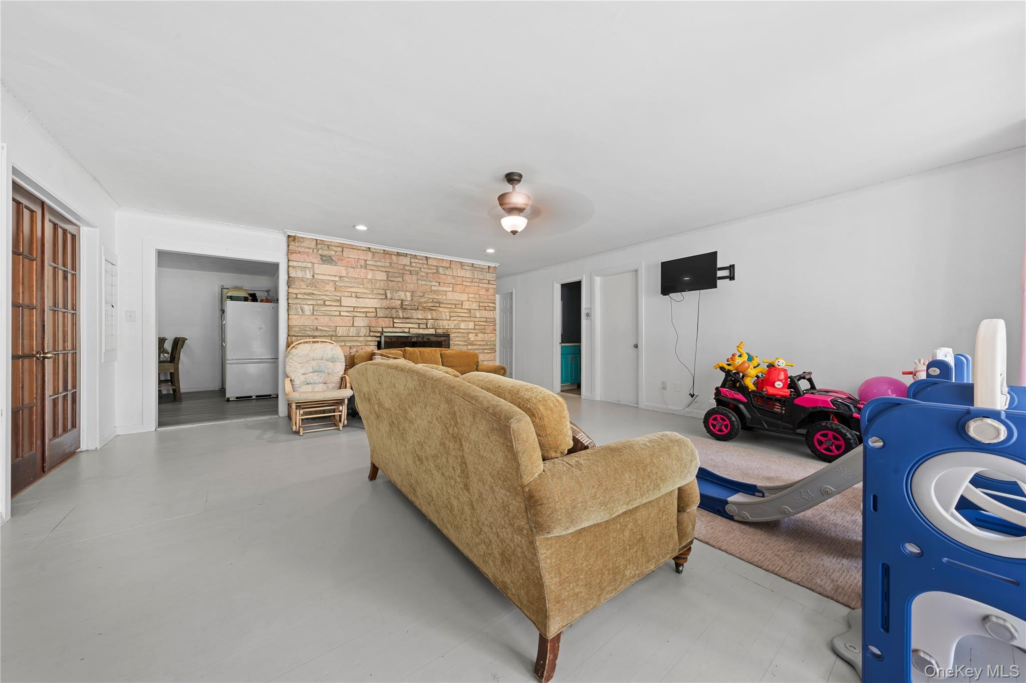 16 Edwards Avenue, Calverton, NY 11933