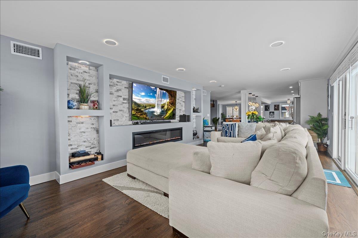 4072 Darby Lane, Seaford, NY 11783