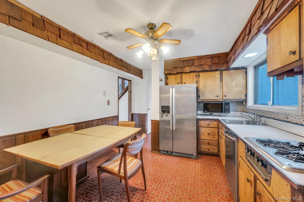 17 Wayne Place, Commack, NY 11725