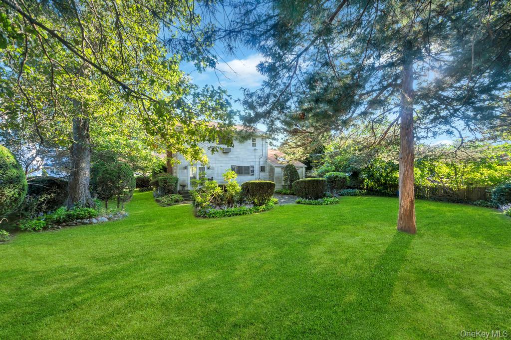 17 Wayne Place, Commack, NY 11725