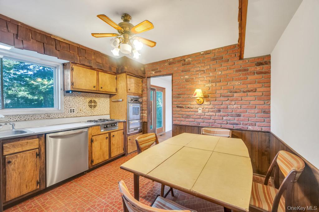 17 Wayne Place, Commack, NY 11725