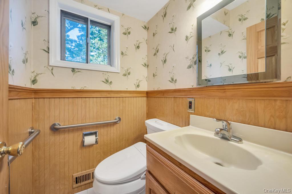 17 Wayne Place, Commack, NY 11725