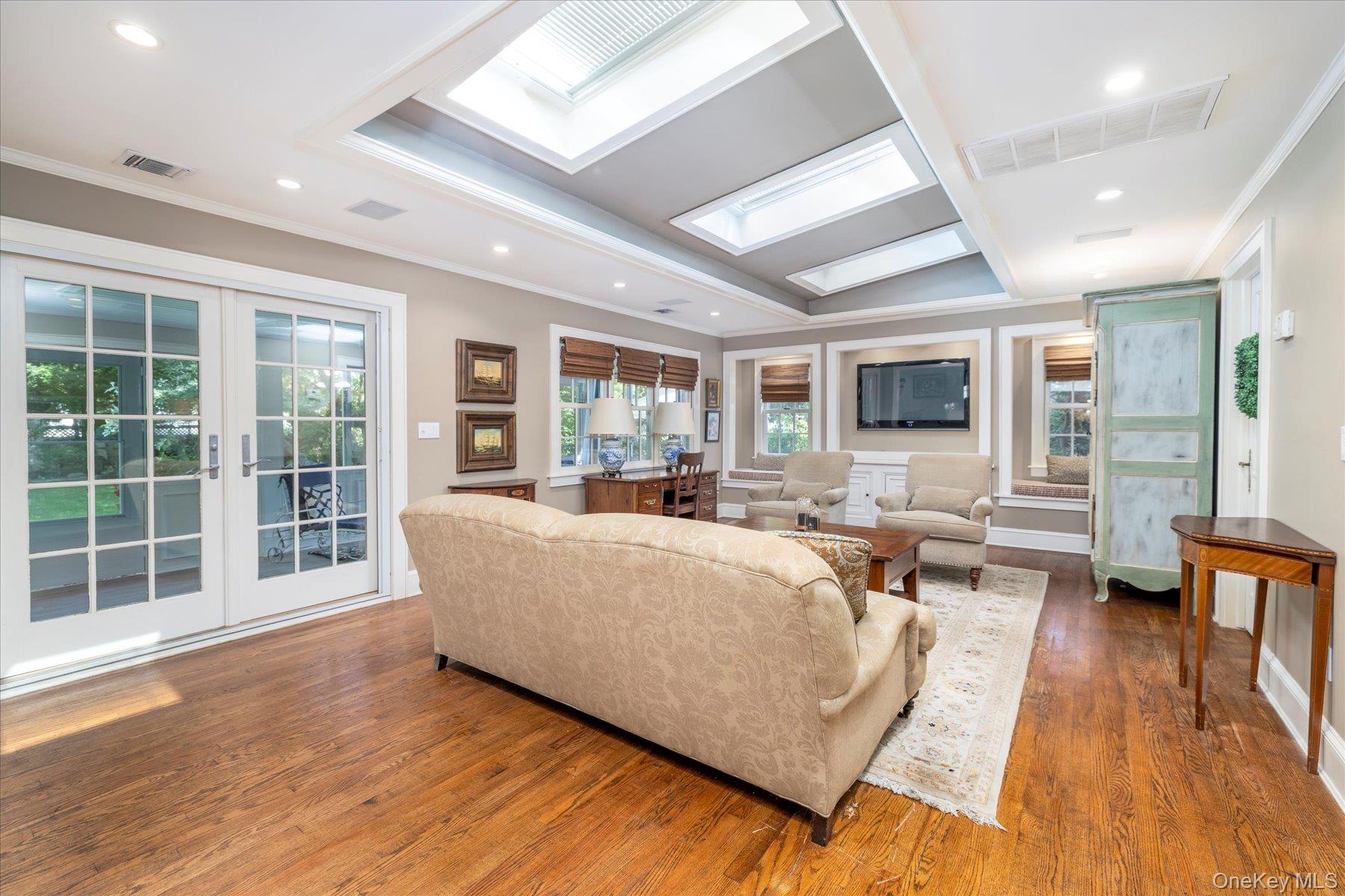 34 Saint Thomas Place, Malverne, NY 11565