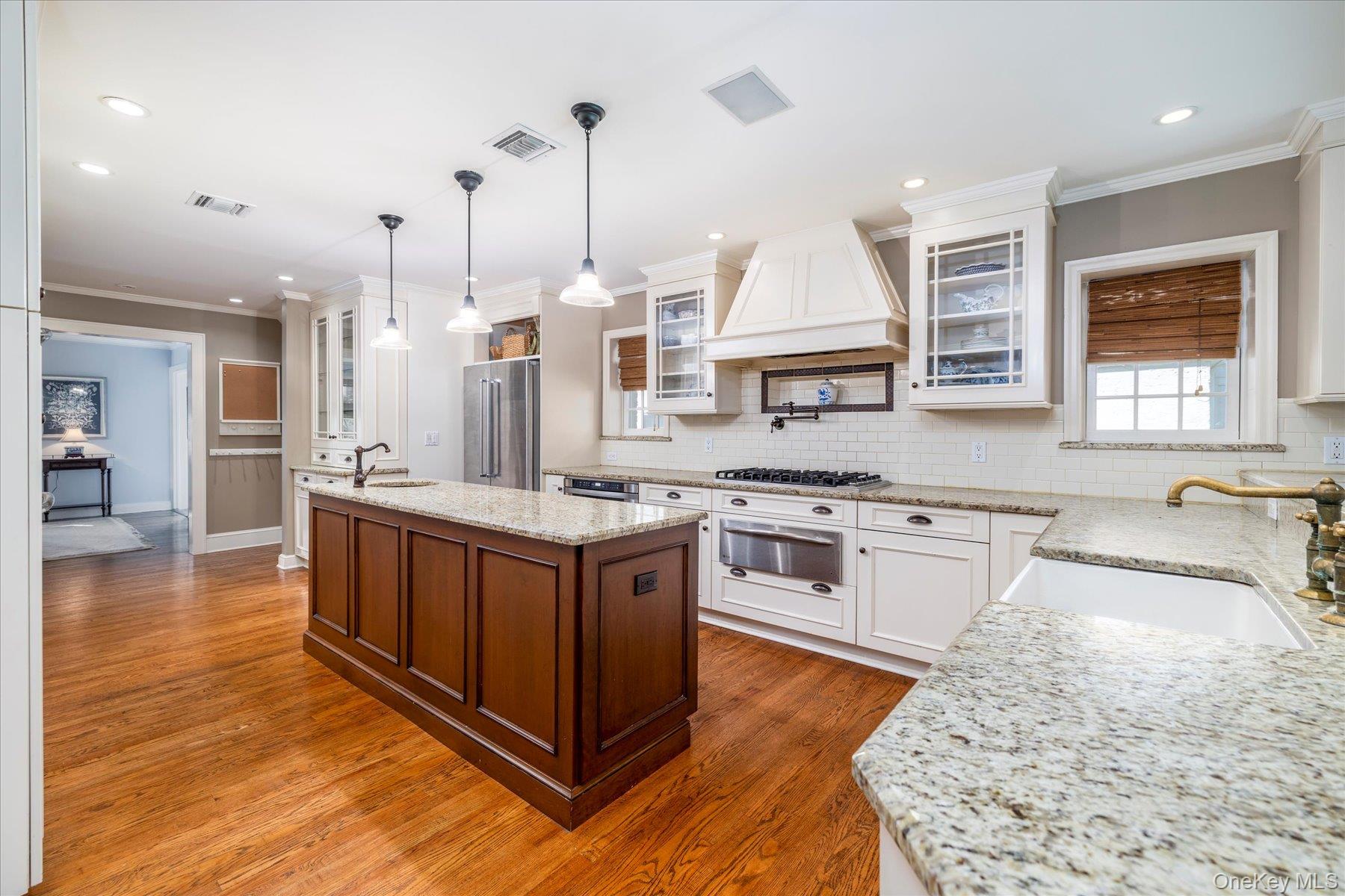 34 Saint Thomas Place, Malverne, NY 11565