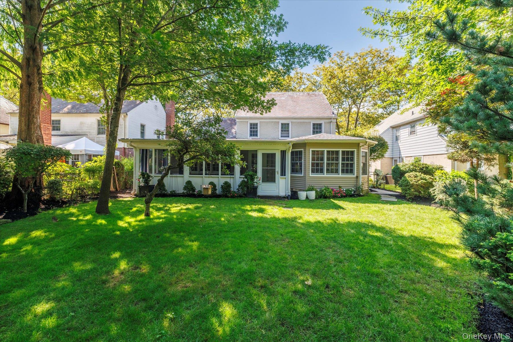 34 Saint Thomas Place, Malverne, NY 11565