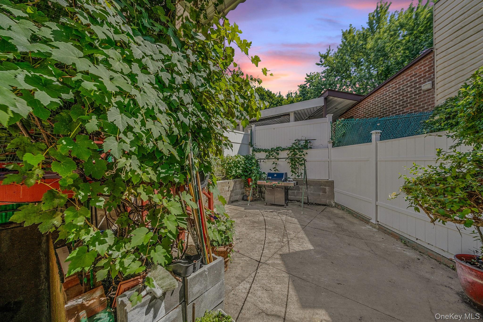 6002 80th Avenue, Glendale, NY 11385