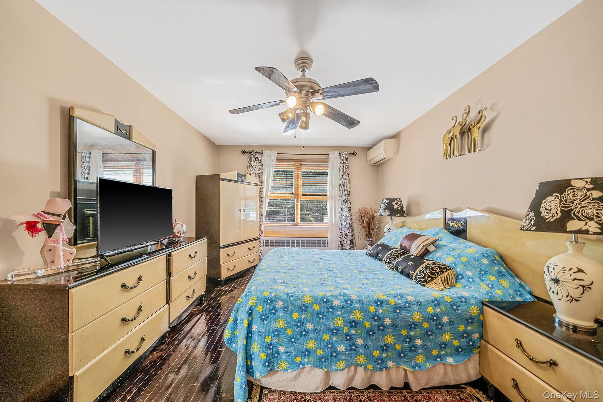 6002 80th Avenue, Glendale, NY 11385