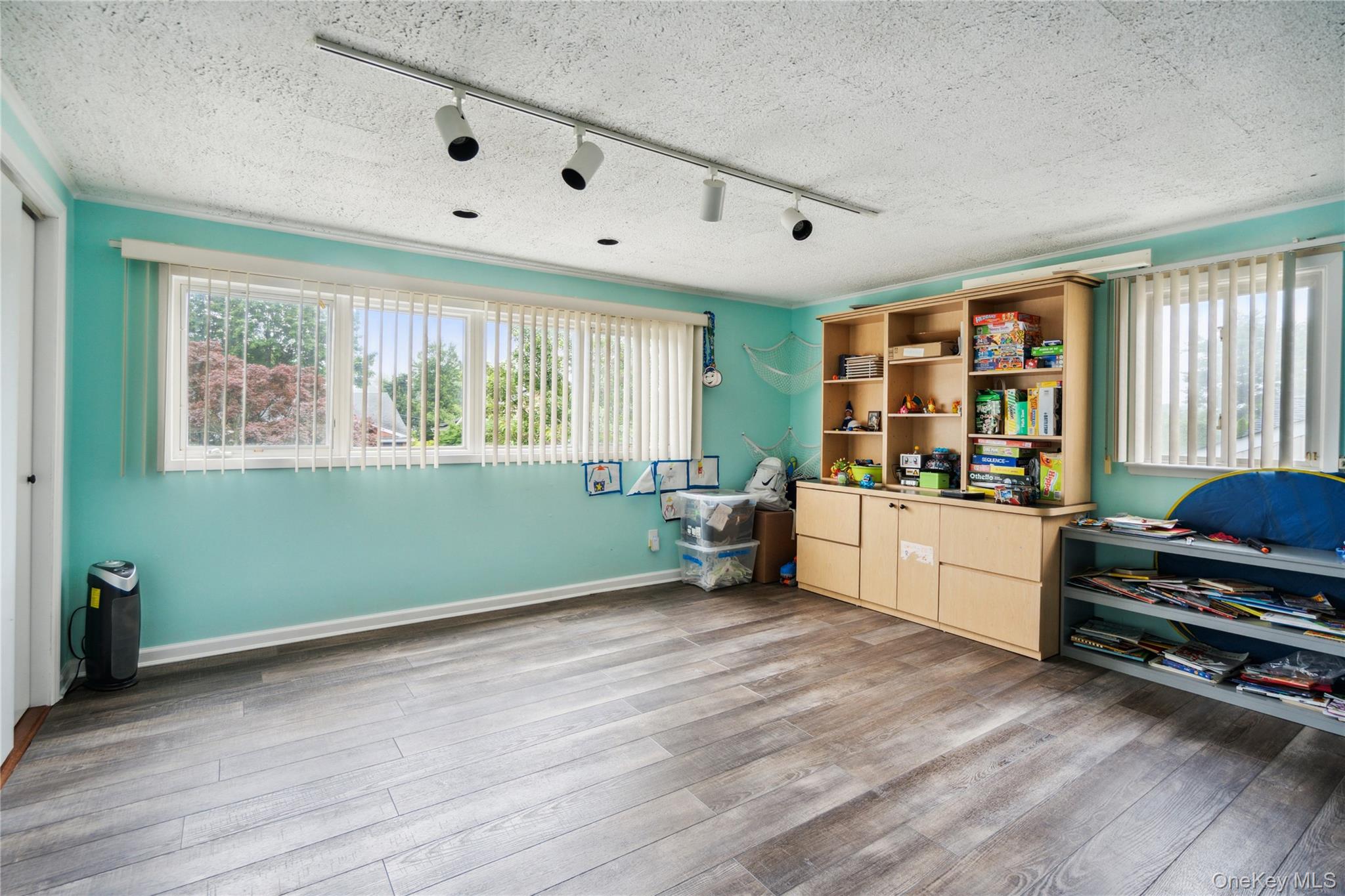 11 Robin Lane, Plainview, NY 11803