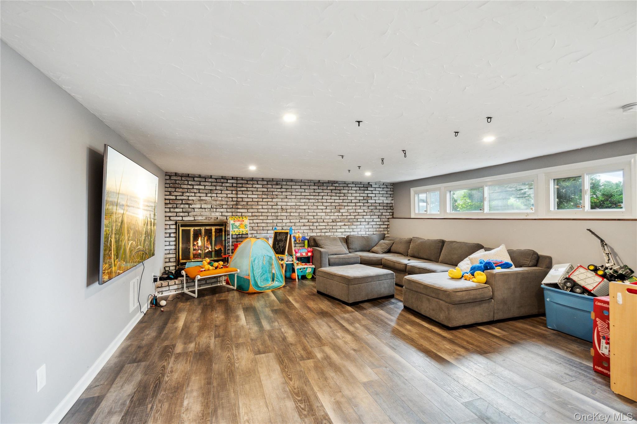 11 Robin Lane, Plainview, NY 11803