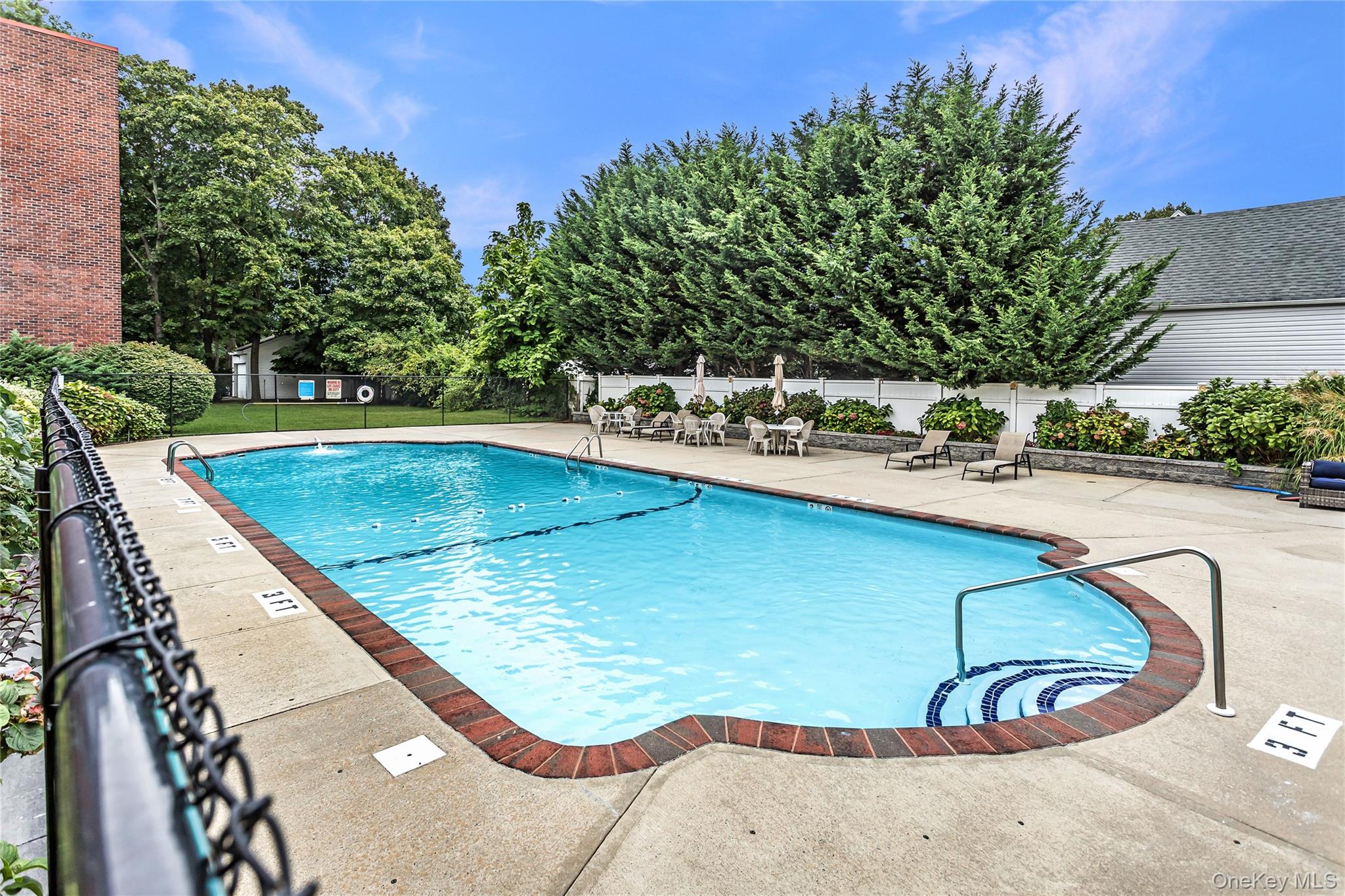 250 W Merrick Road # 2L, Freeport, NY 11520