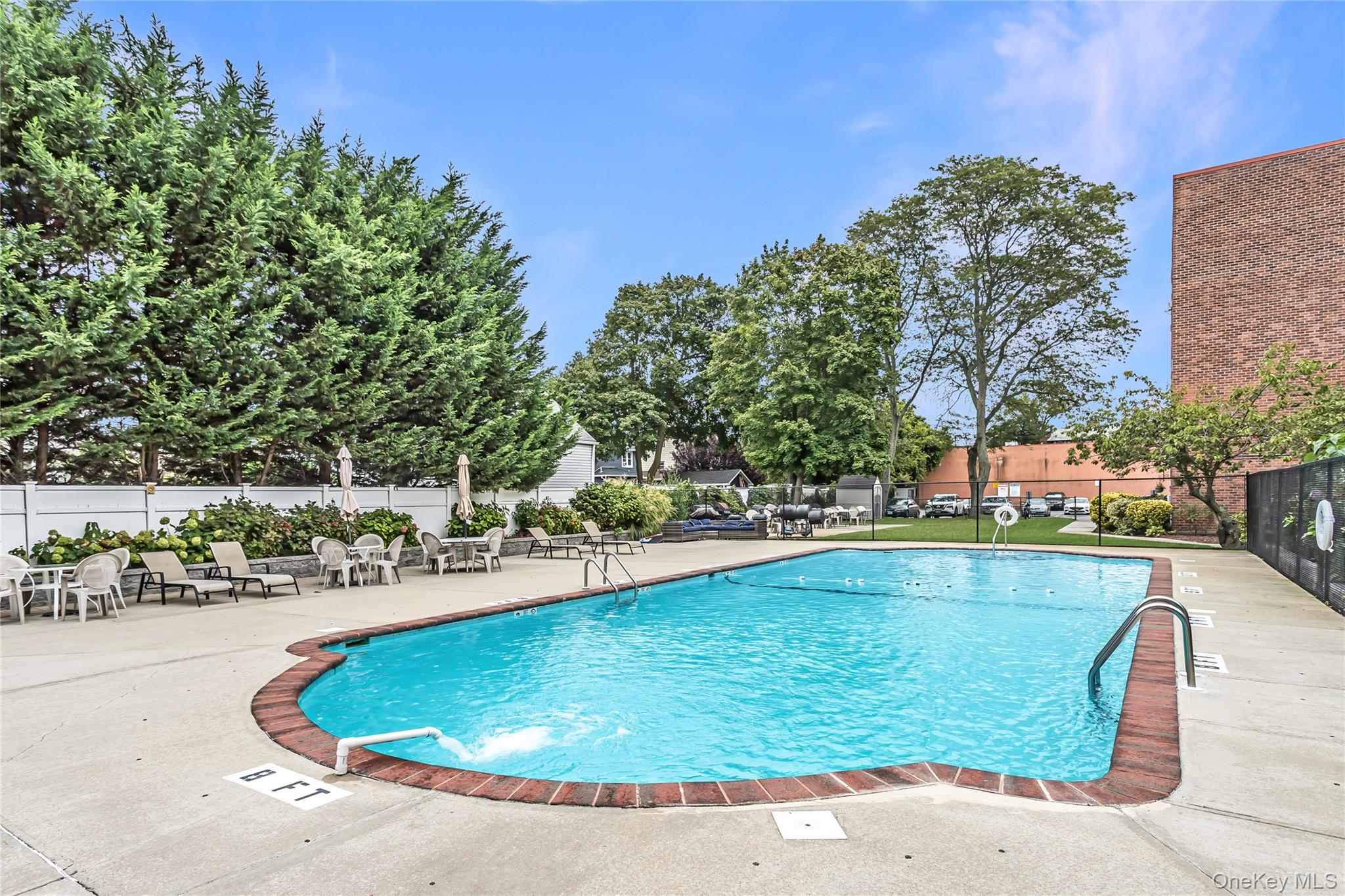 250 W Merrick Road # 2L, Freeport, NY 11520