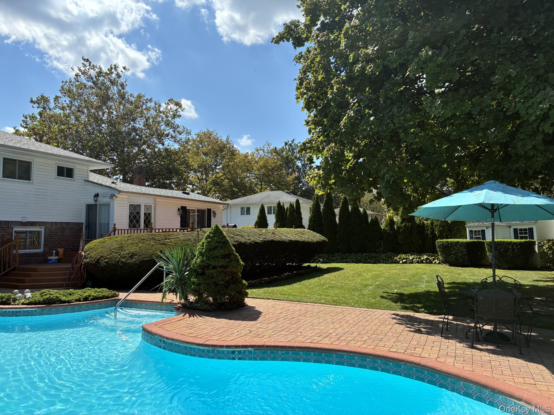 20 Shelbourne Lane, Commack, NY 11725