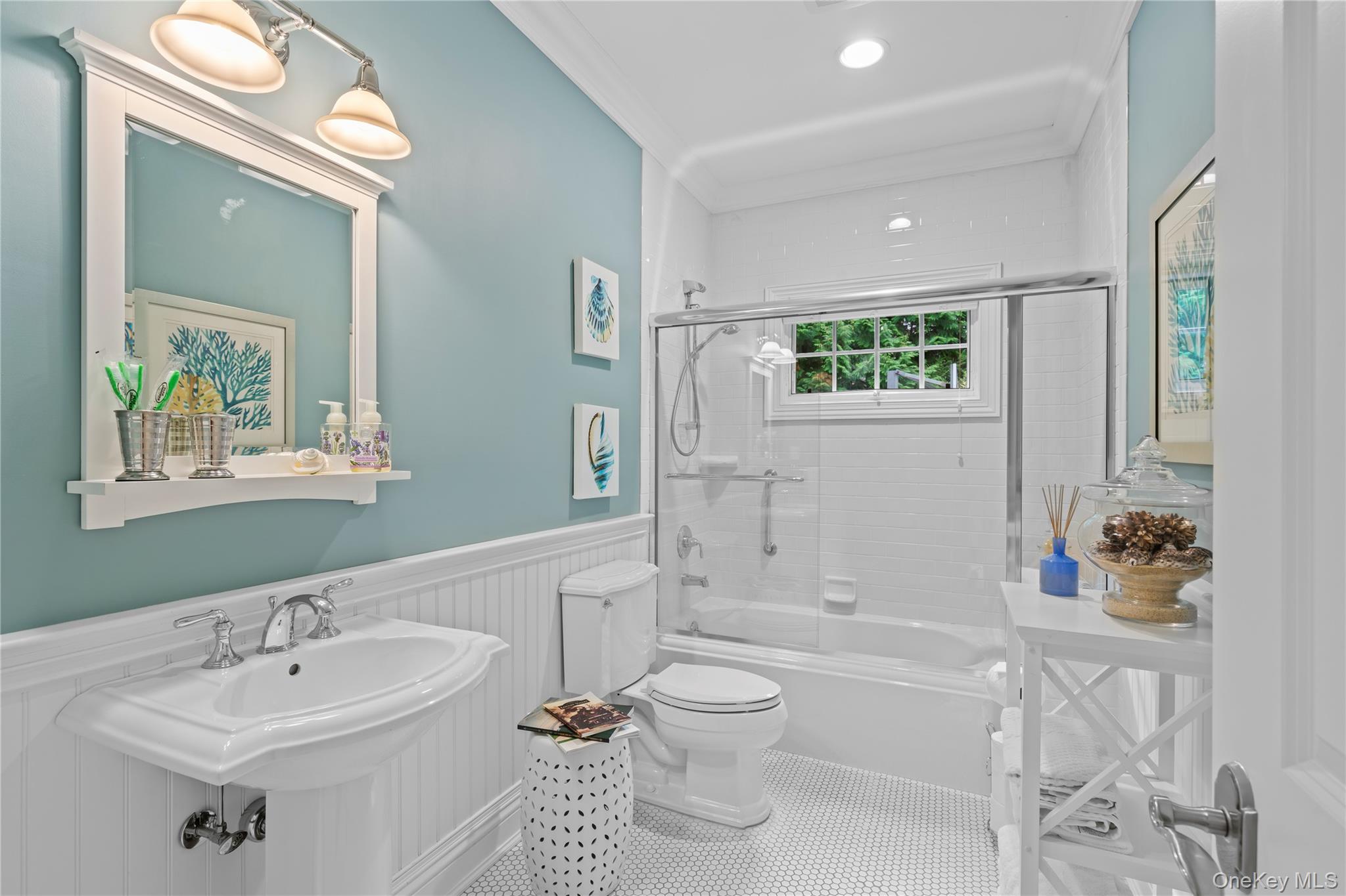 12 Parish Drive, Lattingtown, NY 11560