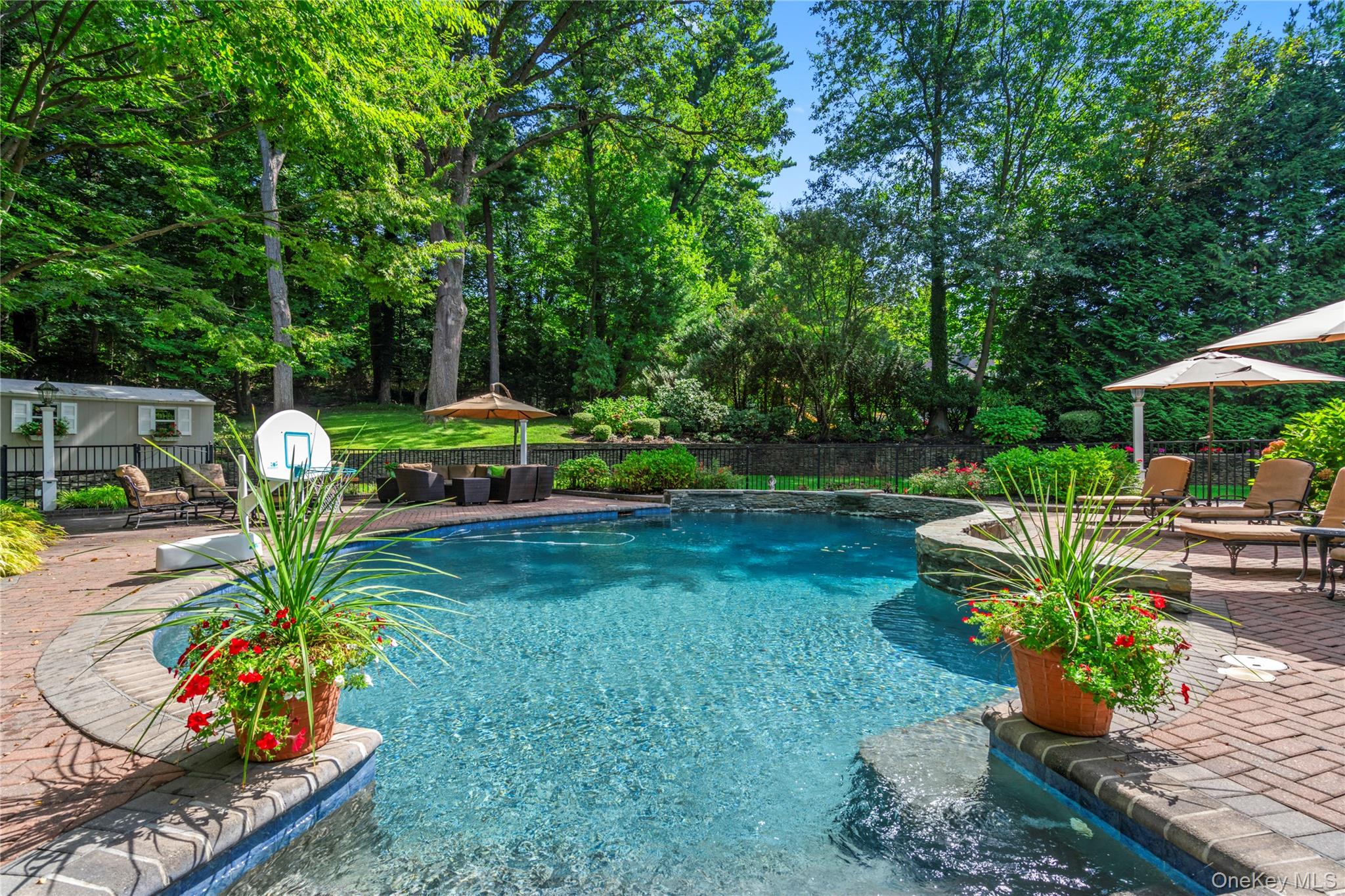 12 Parish Drive, Lattingtown, NY 11560