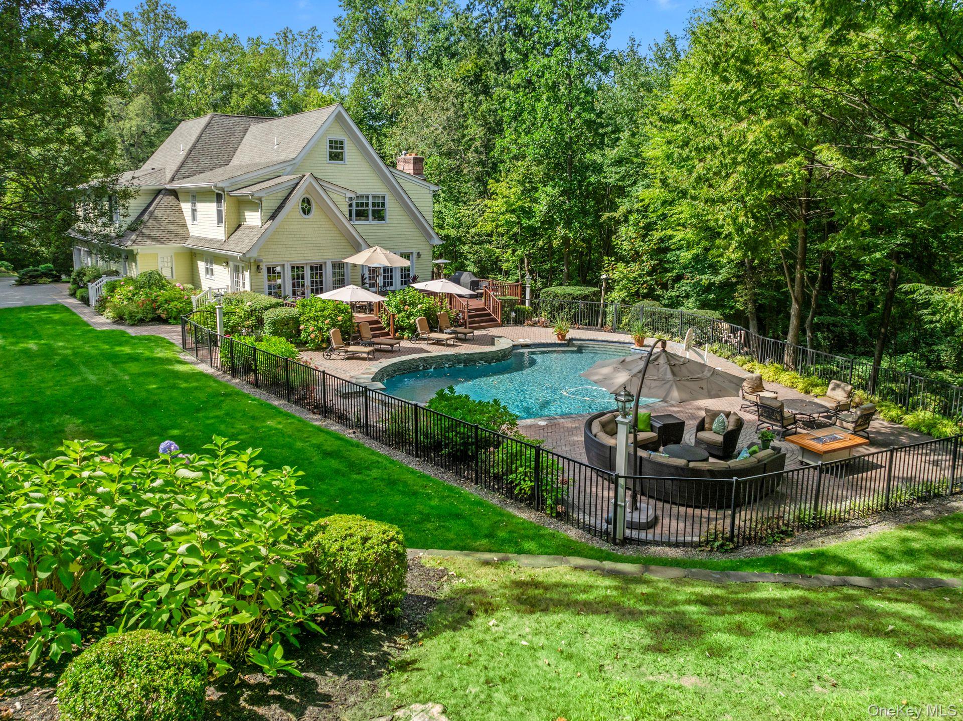 12 Parish Drive, Lattingtown, NY 11560