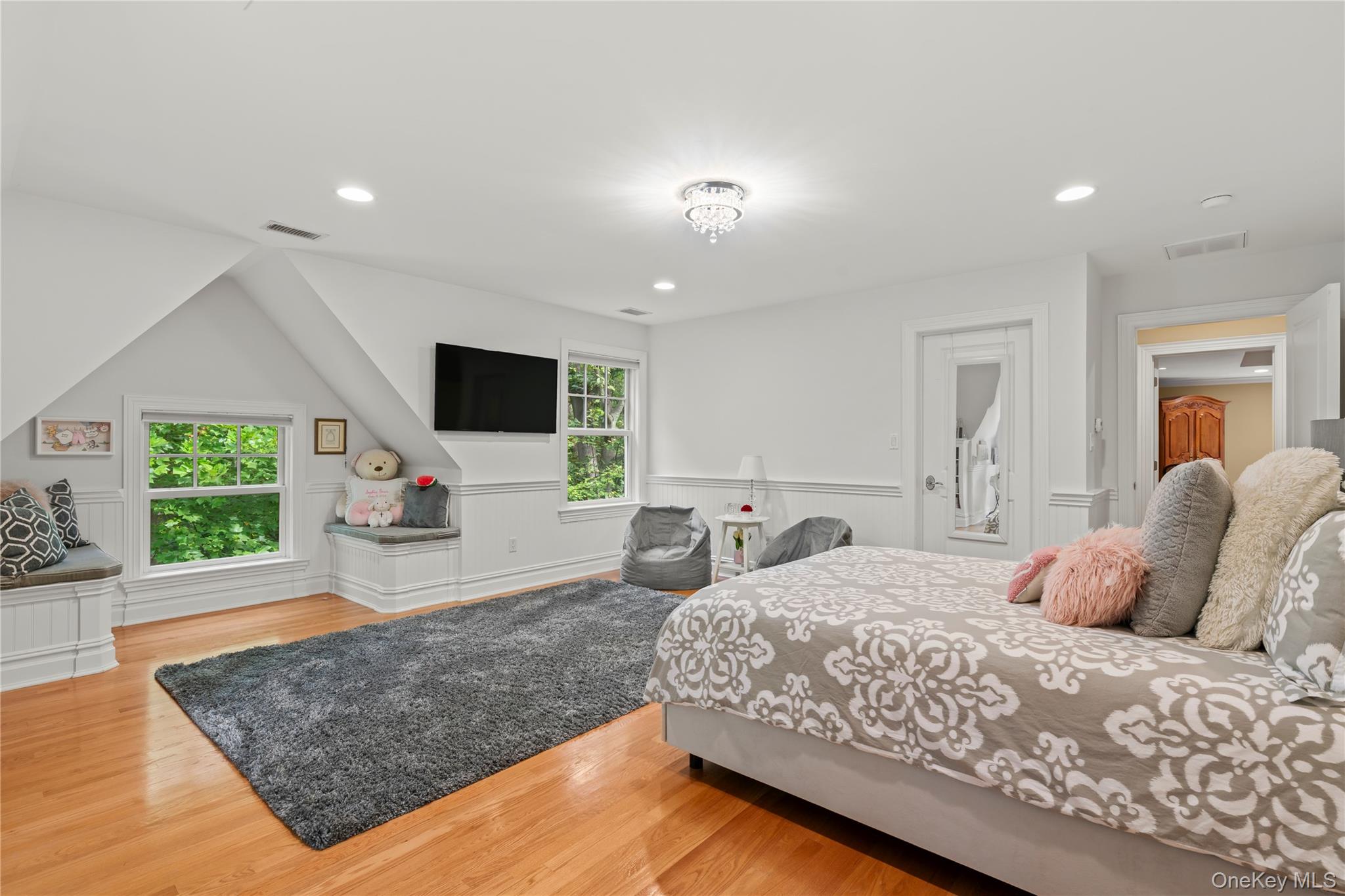 12 Parish Drive, Lattingtown, NY 11560