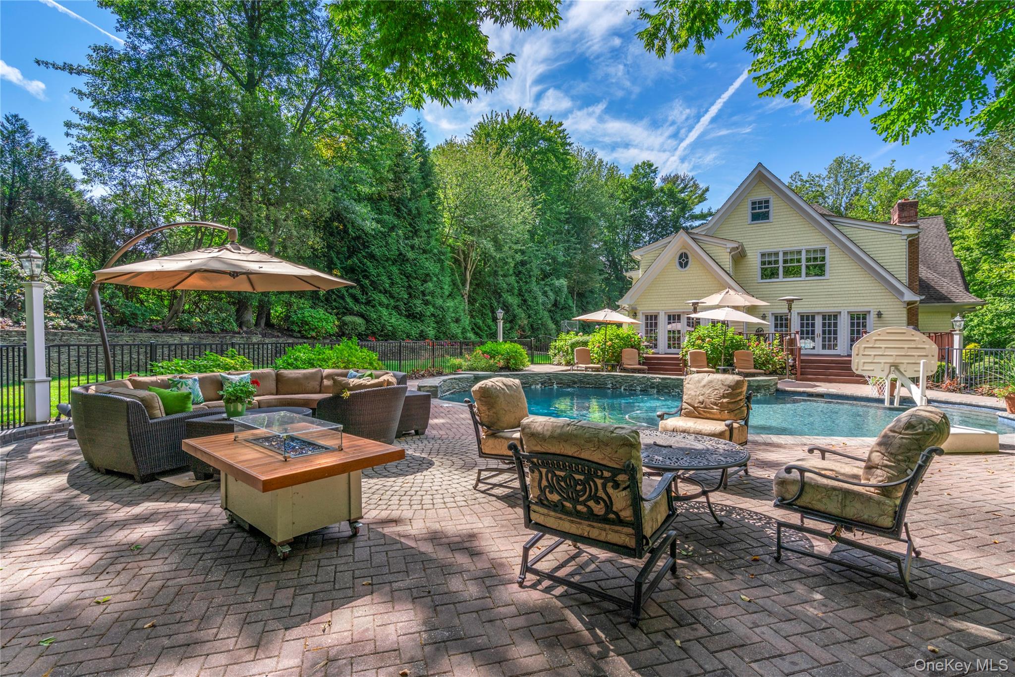 12 Parish Drive, Lattingtown, NY 11560