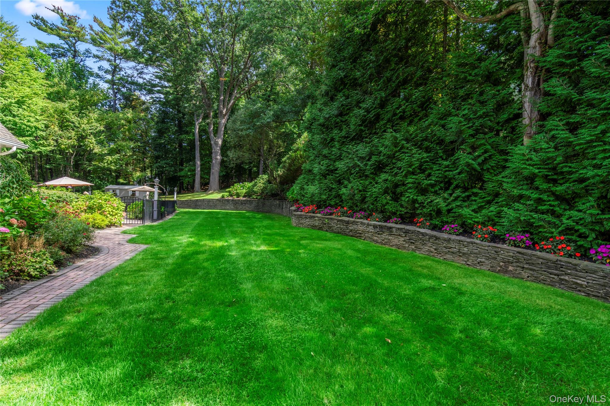 12 Parish Drive, Lattingtown, NY 11560