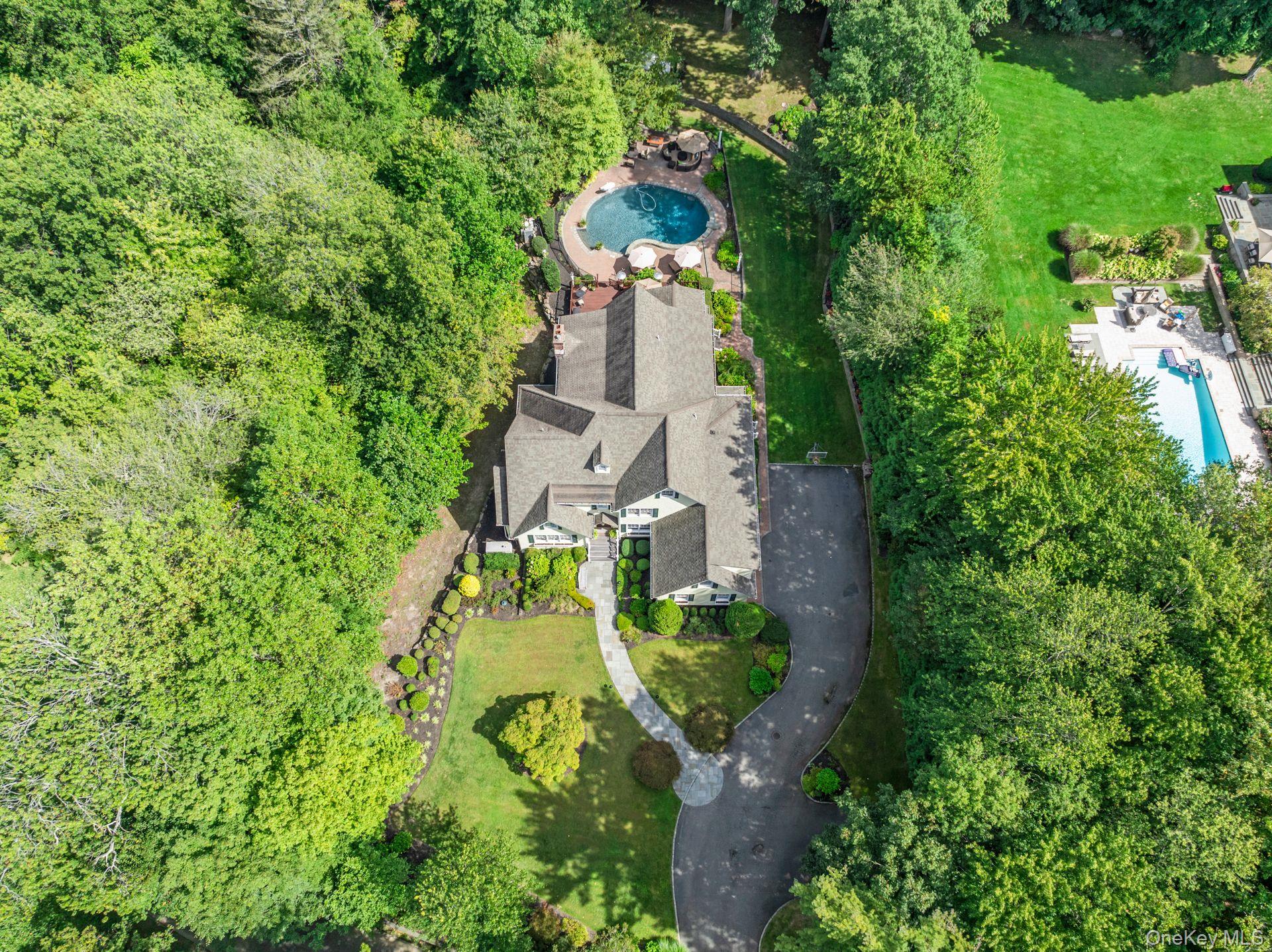 12 Parish Drive, Lattingtown, NY 11560