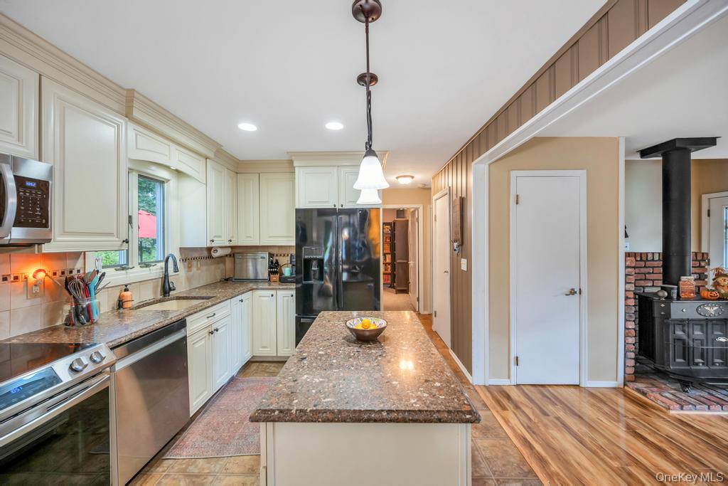 342 Oakland Avenue, Miller Place, NY 11764