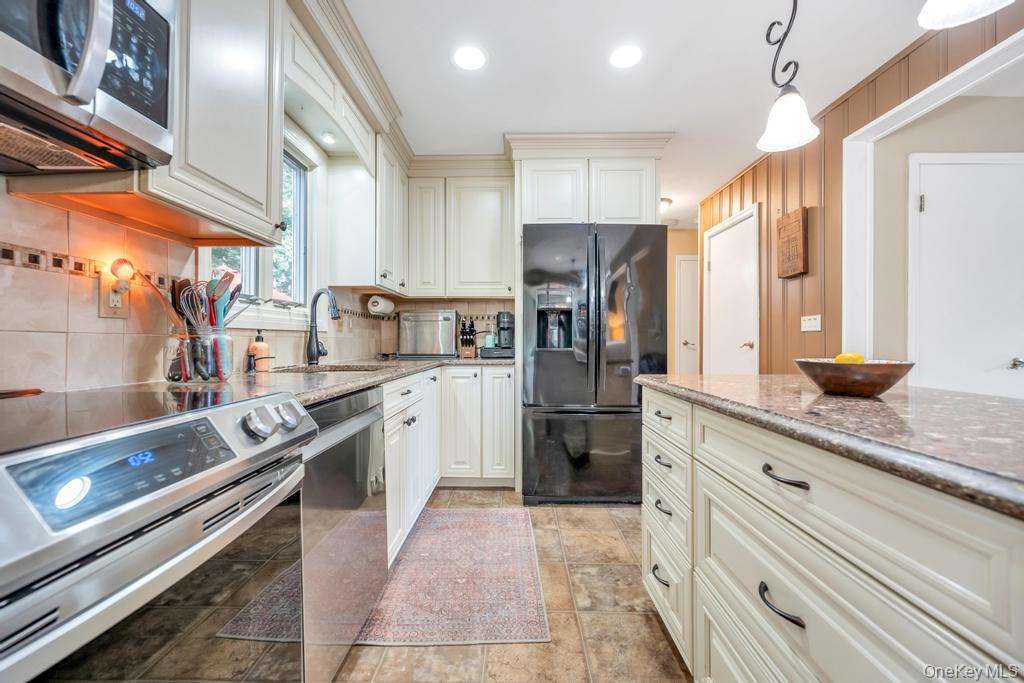 342 Oakland Avenue, Miller Place, NY 11764