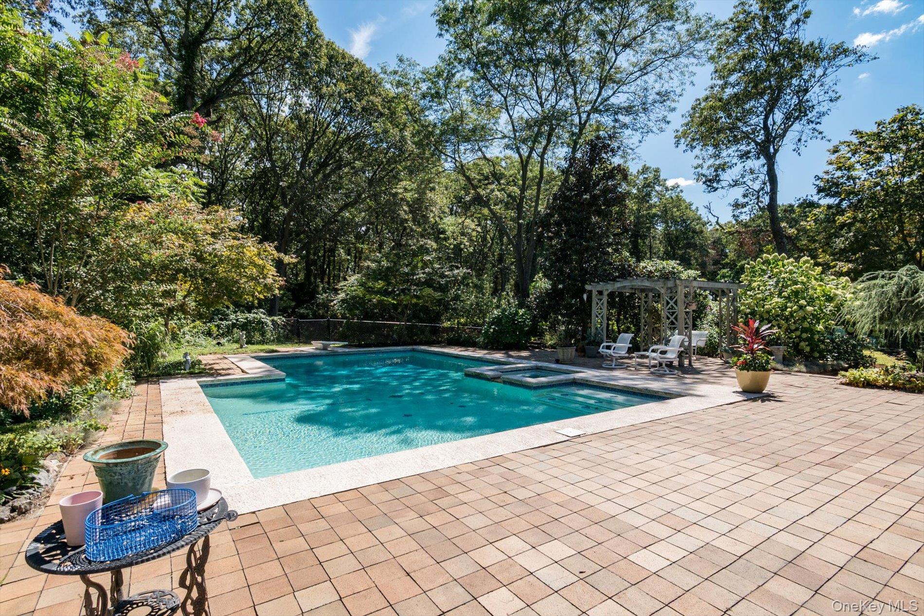 17 Treeview Drive, Melville, NY 11747