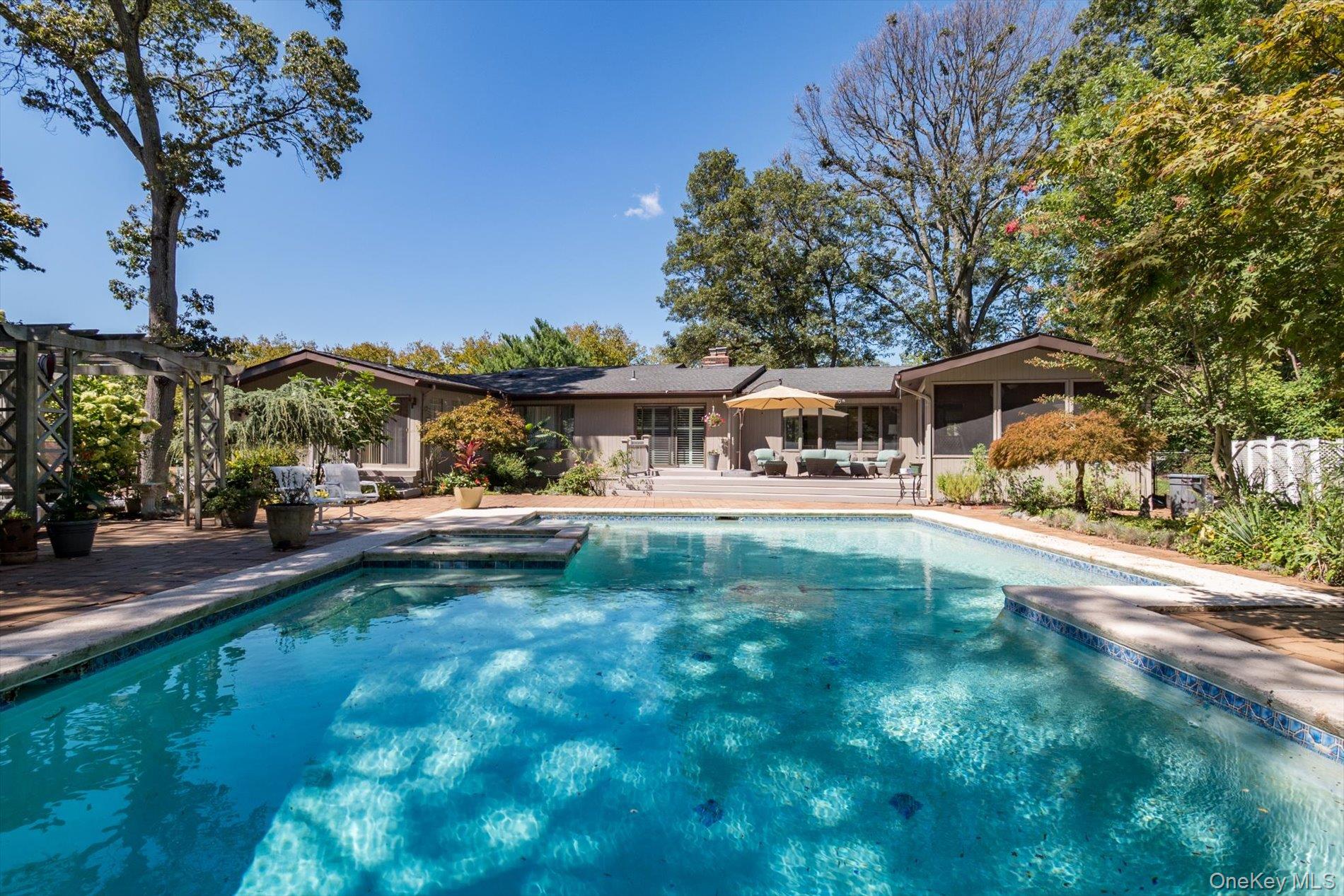 17 Treeview Drive, Melville, NY 11747