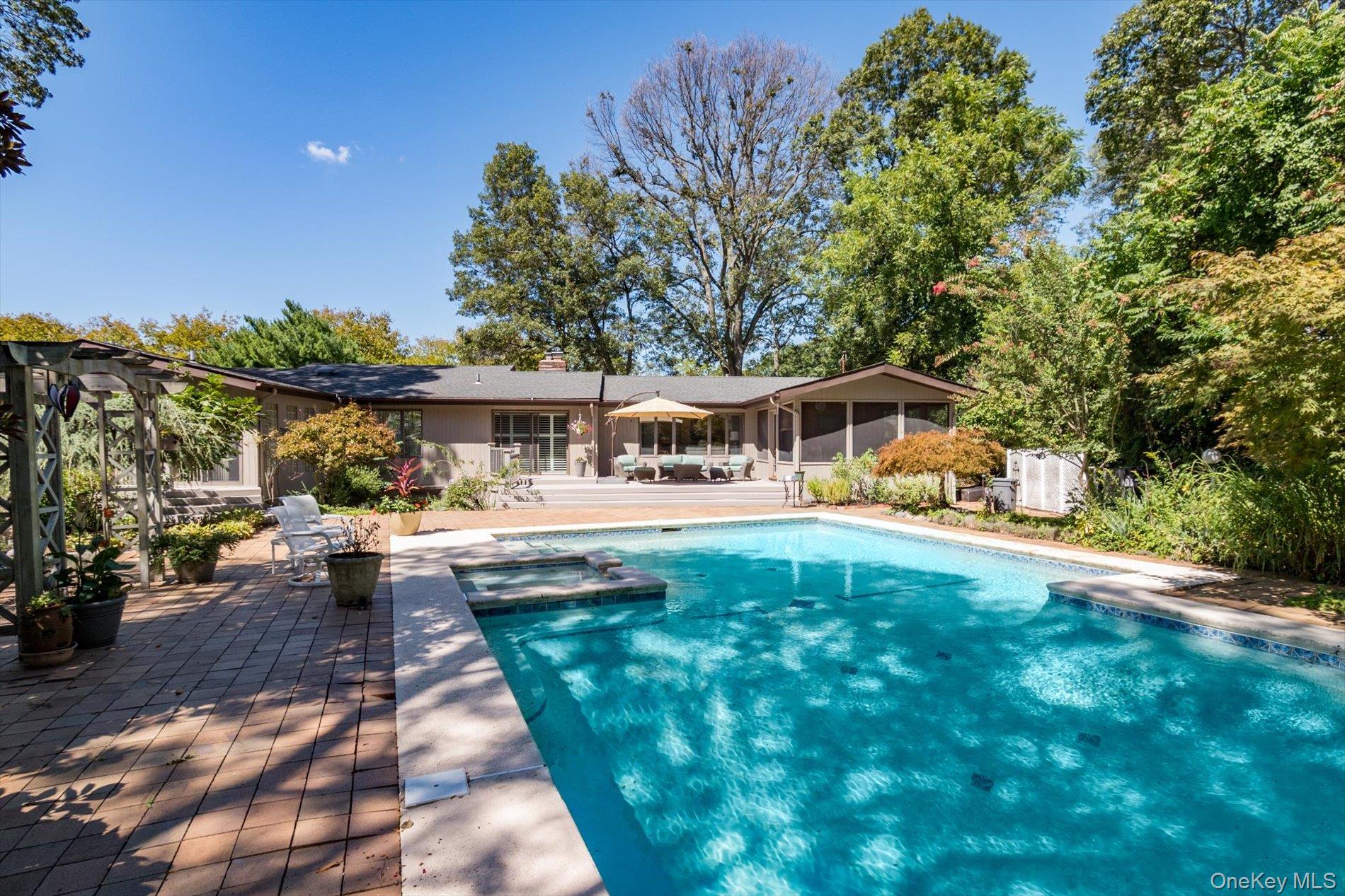 17 Treeview Drive, Melville, NY 11747