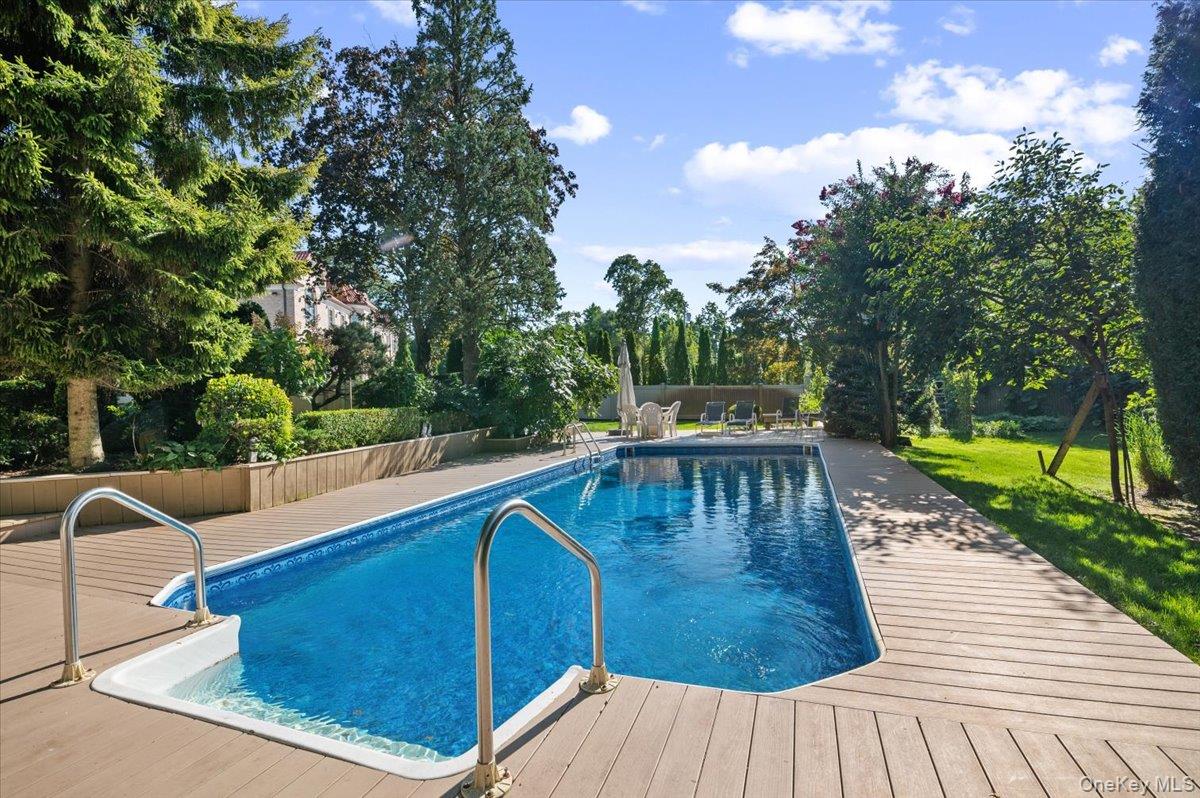 292 Breezyway, Lawrence, NY 11559