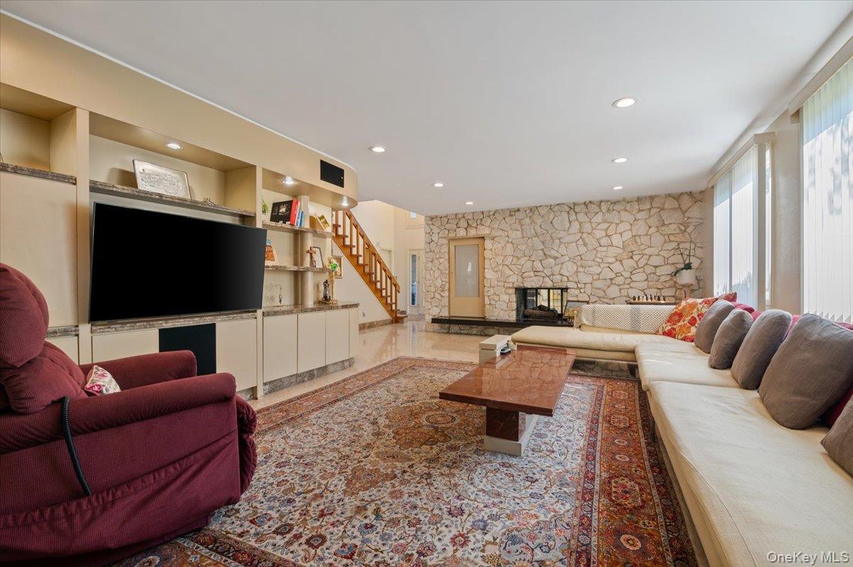 292 Breezyway, Lawrence, NY 11559