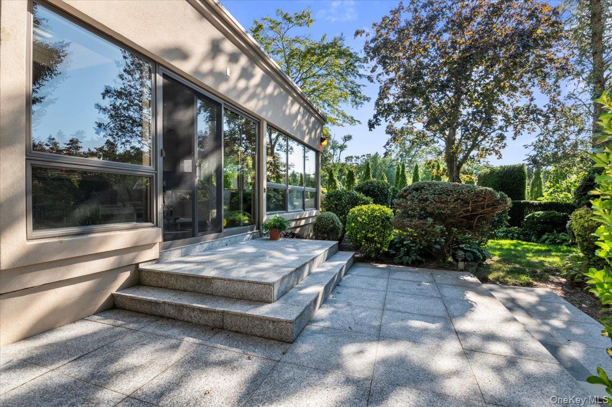 292 Breezyway, Lawrence, NY 11559