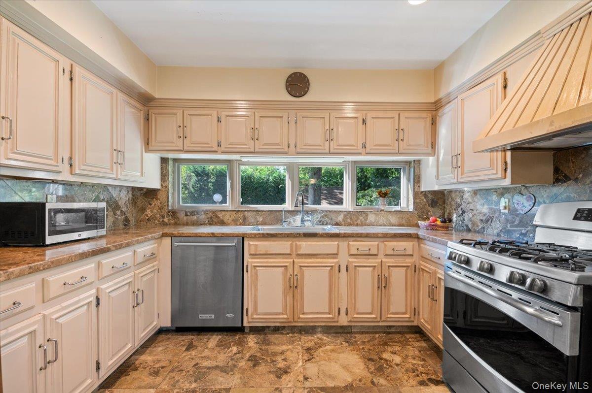 292 Breezyway, Lawrence, NY 11559