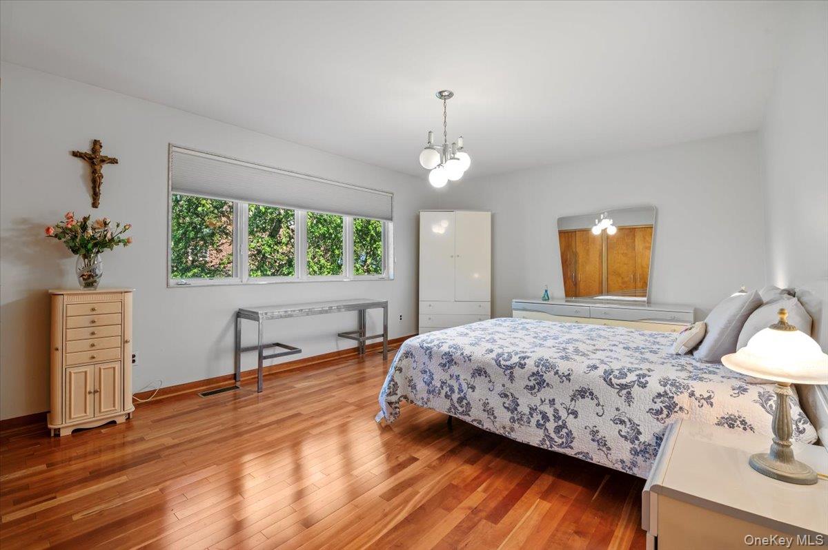 292 Breezyway, Lawrence, NY 11559